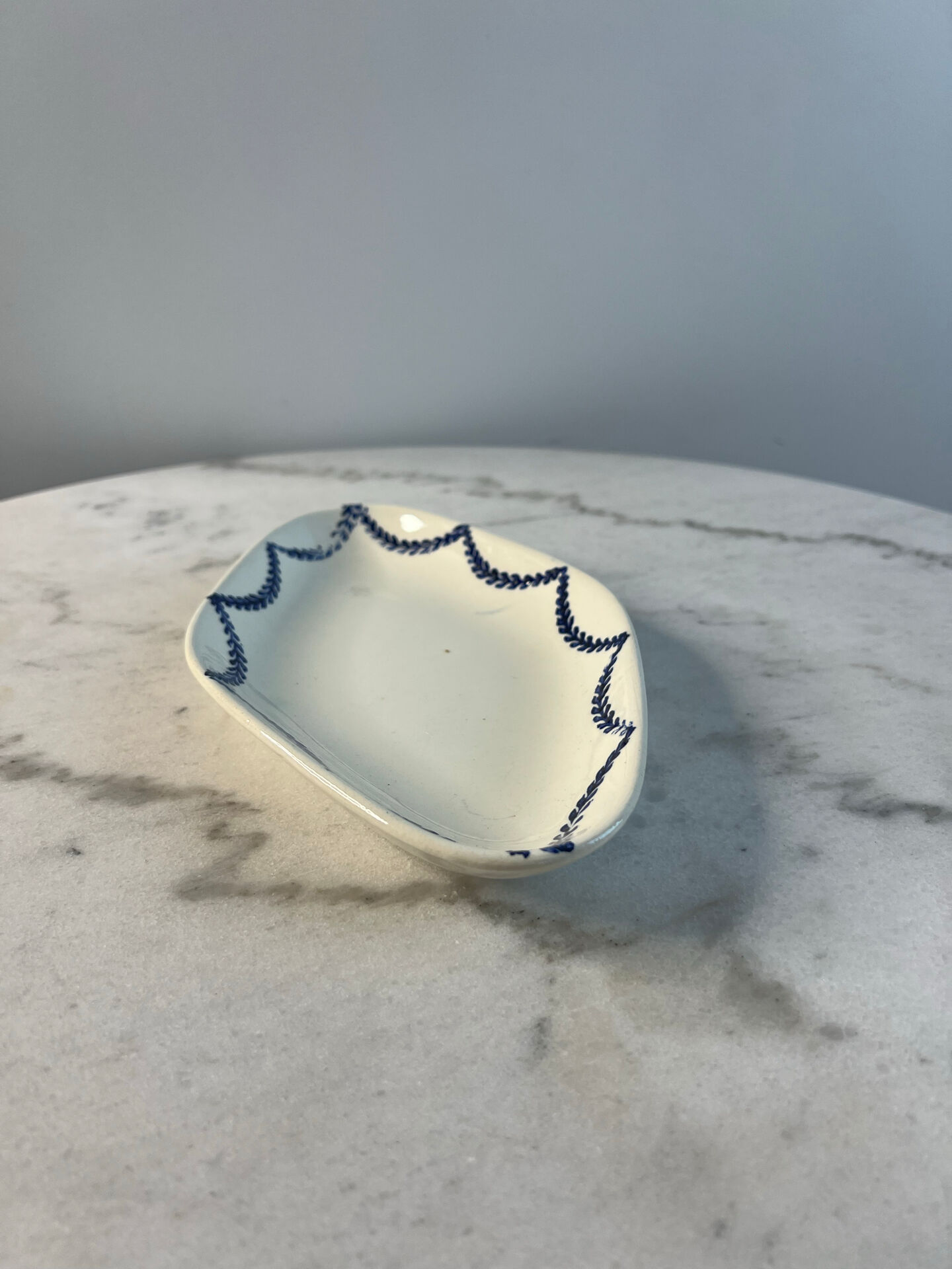Ravier en terre de fer décor bleues 24cm