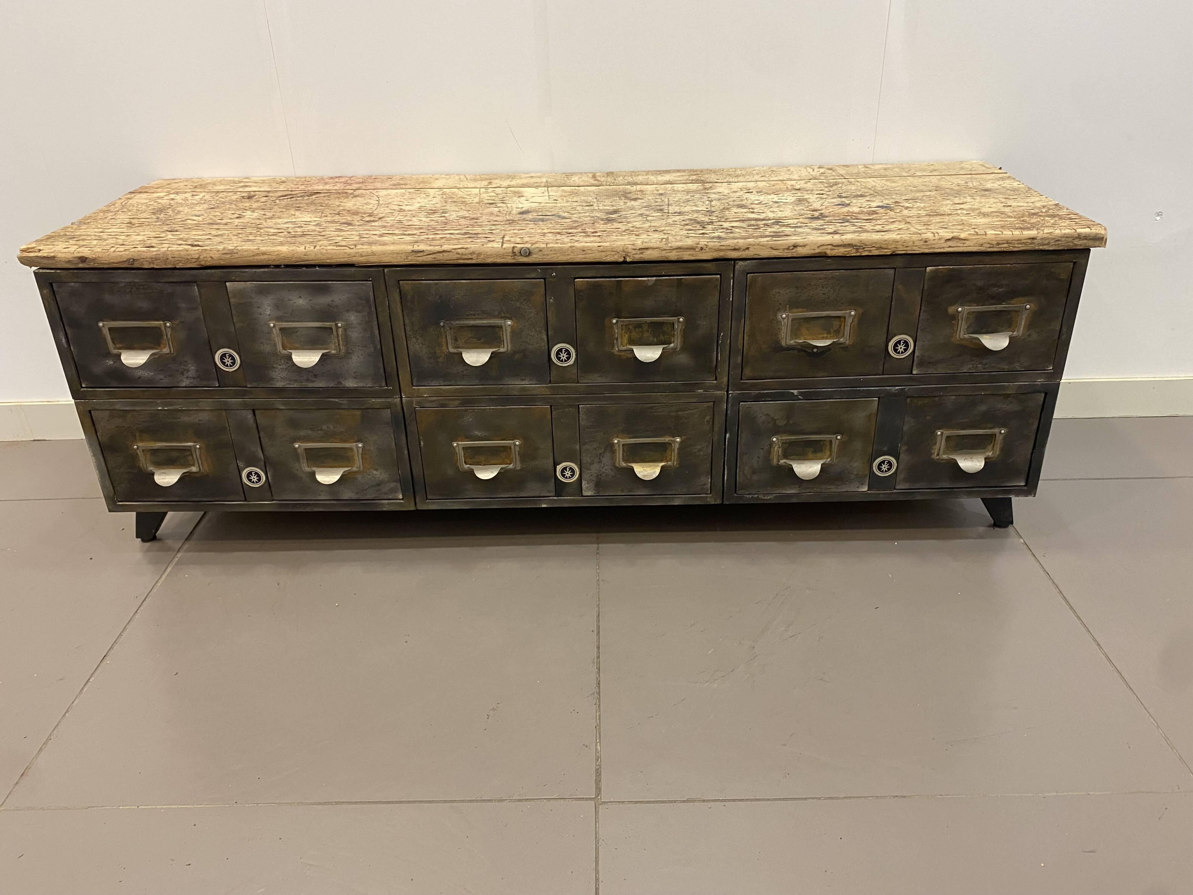Meuble bas 12 tiroirs en métal et bois