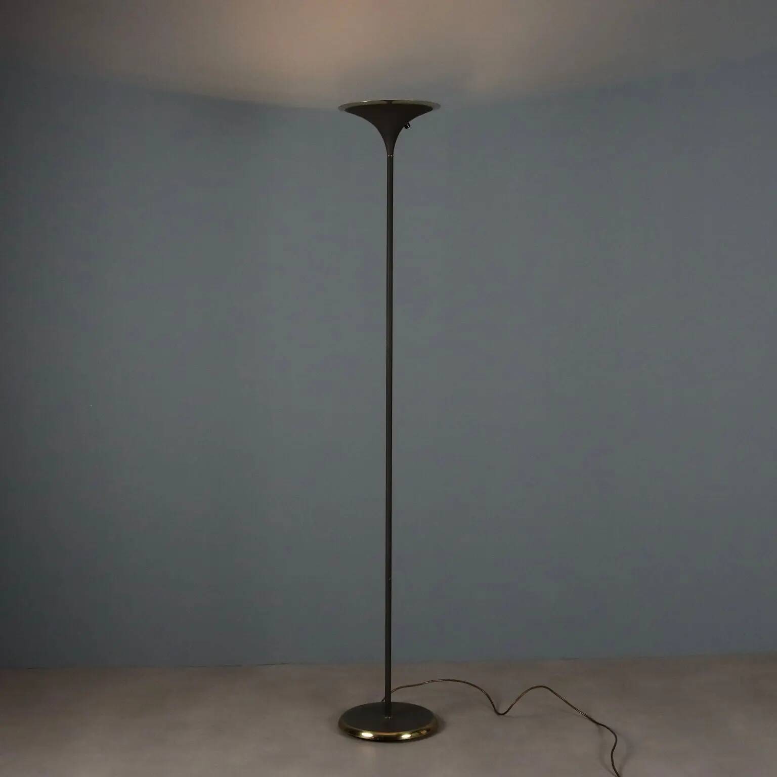 Vintage floor lamp in enamelled metal and brass, design, Italy, 1980s