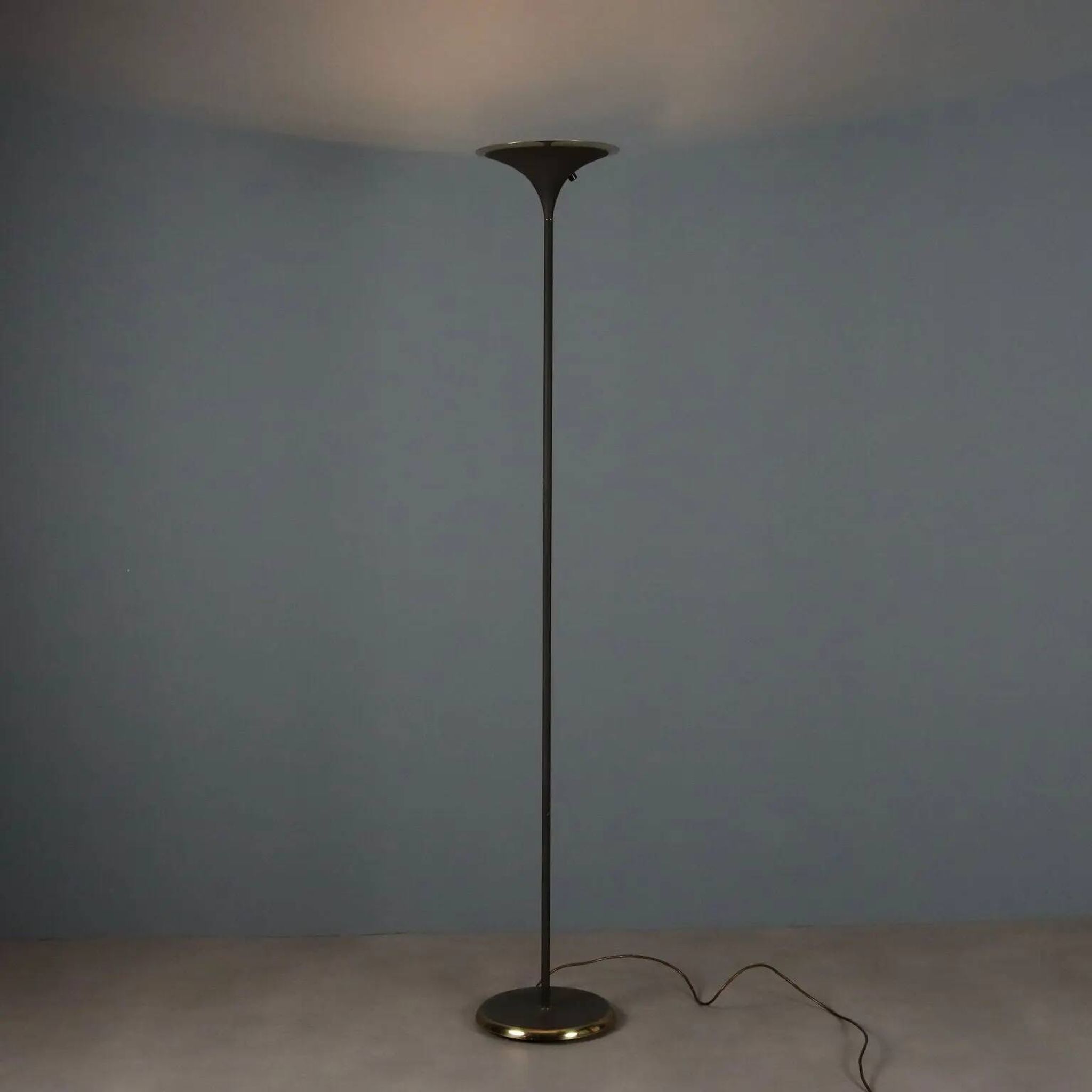 Vintage floor lamp in enamelled metal and brass, design, Italy, 1980s