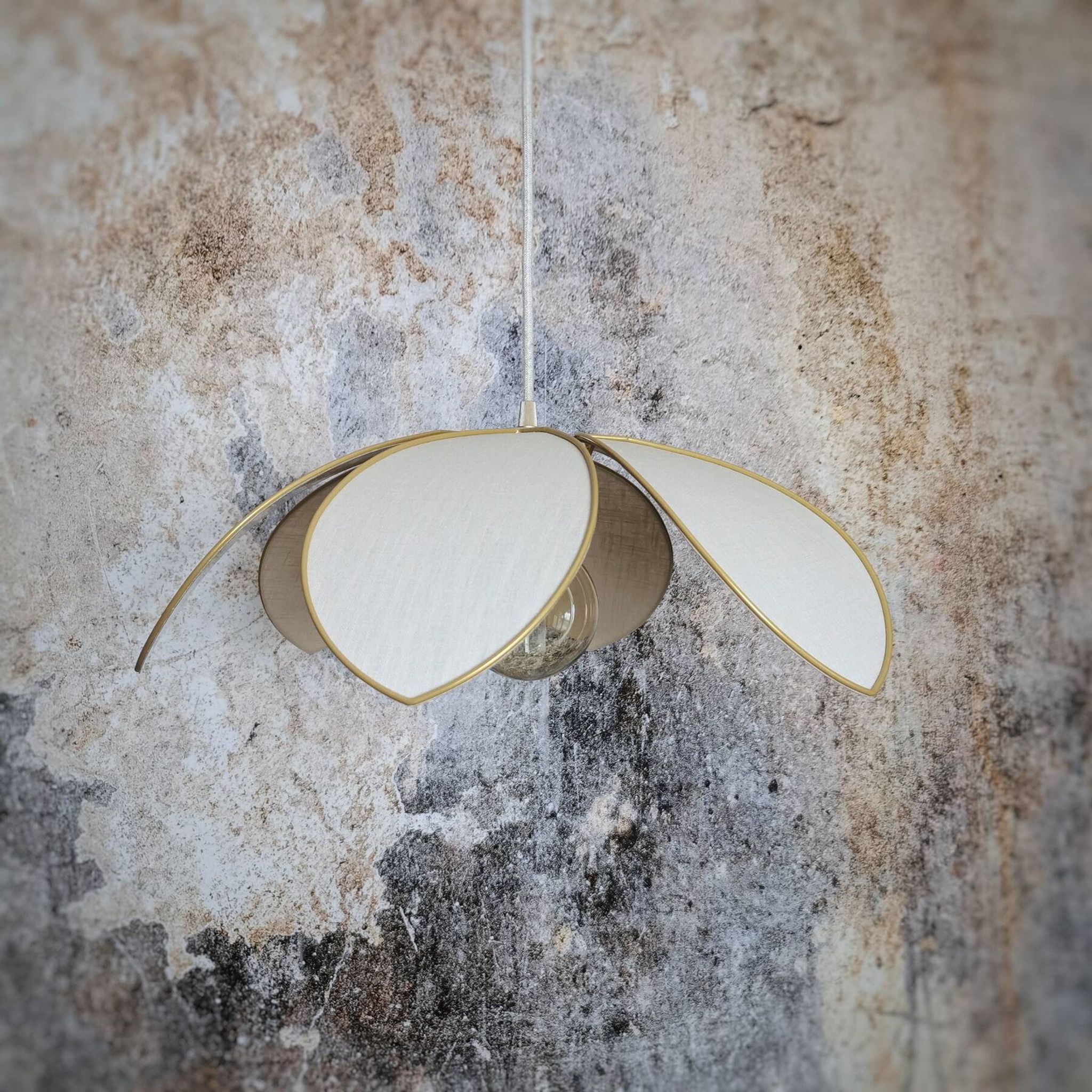 Suspension fleur structure métal, 6 pétales en lin sable