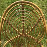Fauteuil vintage en rotin de forme ovoïde.