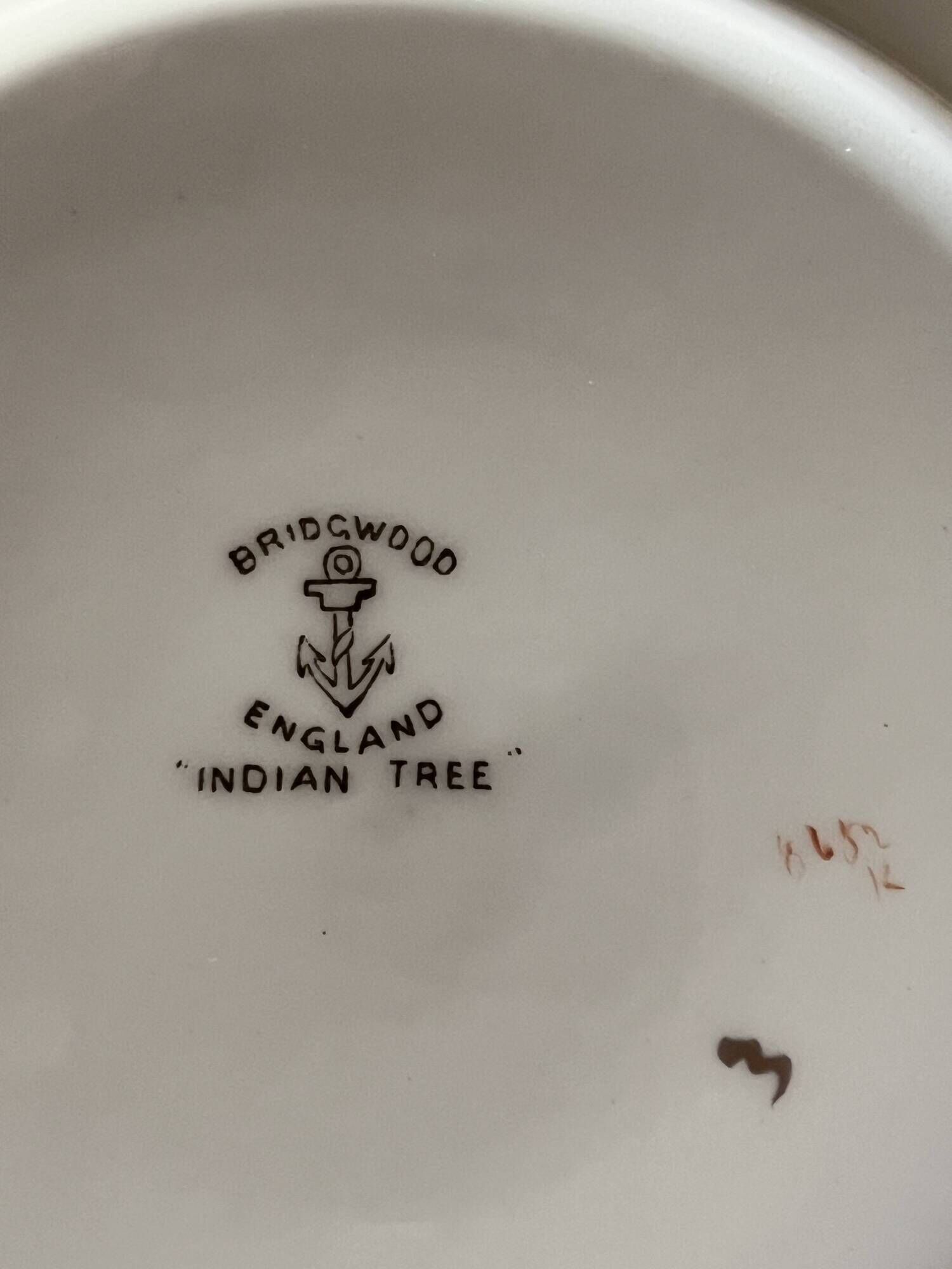 Two English porcelain plates by Bridgewood from the 20th century.
