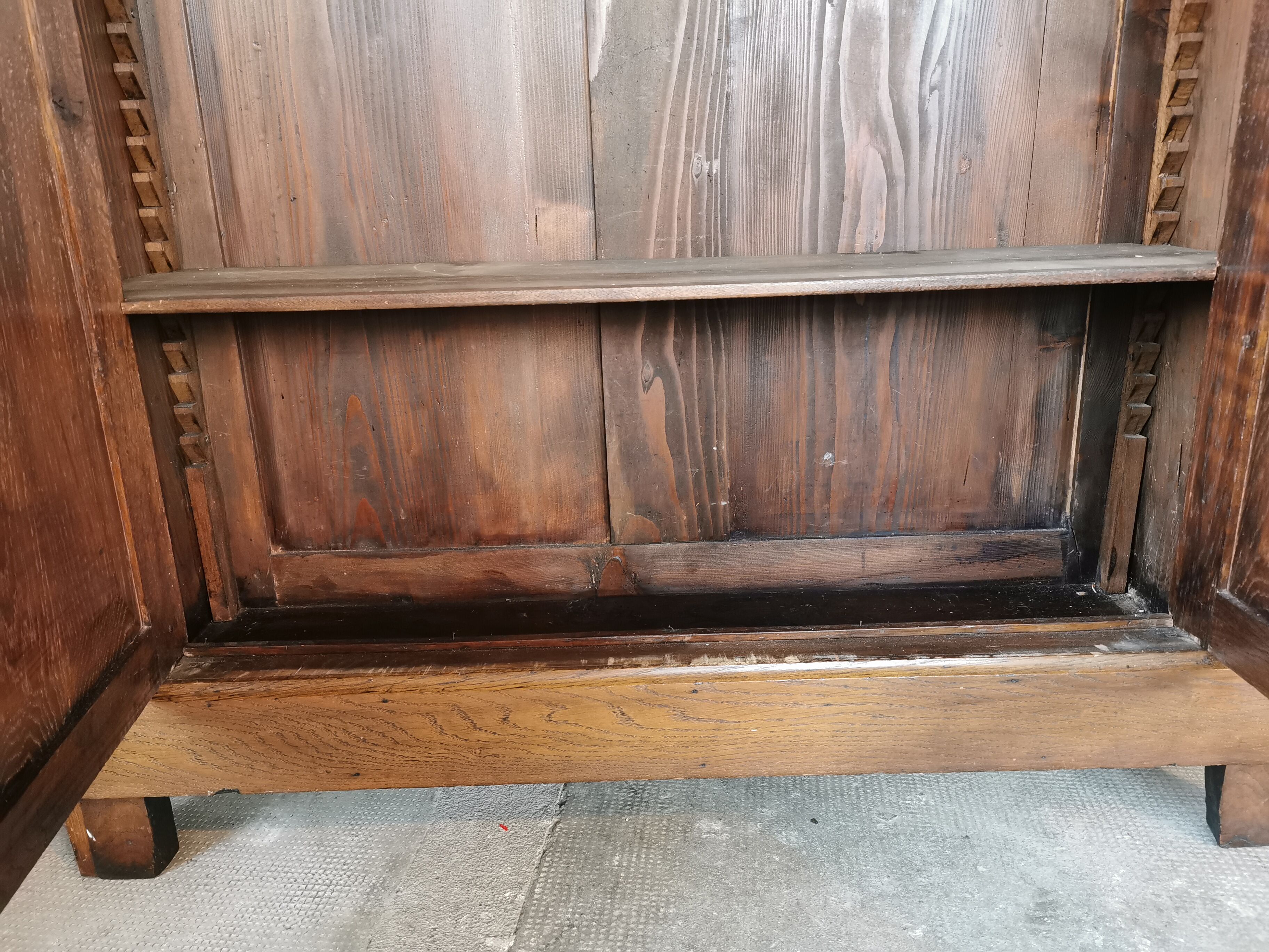 Library, wooden showcase