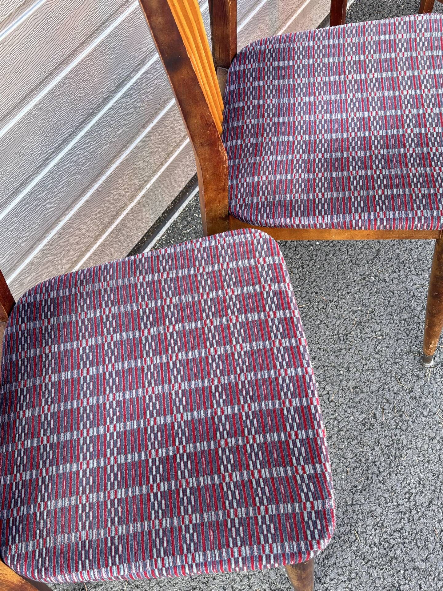 Set of 5 Scandinavian chairs in wood and checked fabric.