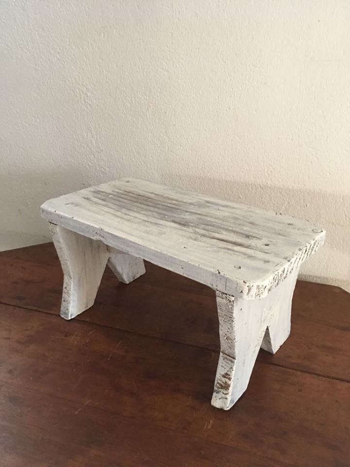 Dressmaker in white patinated wood bench