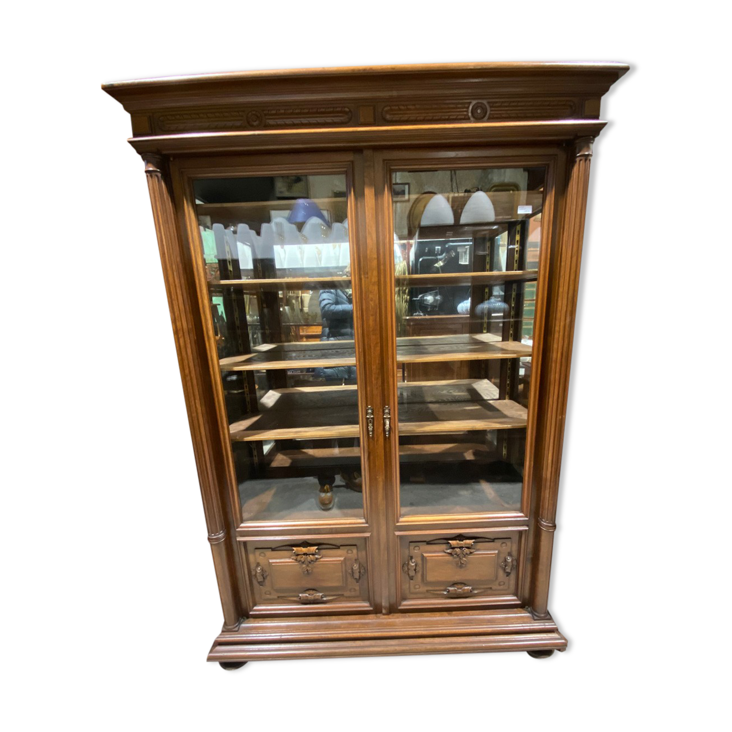 Showcase 2 doors walnut way