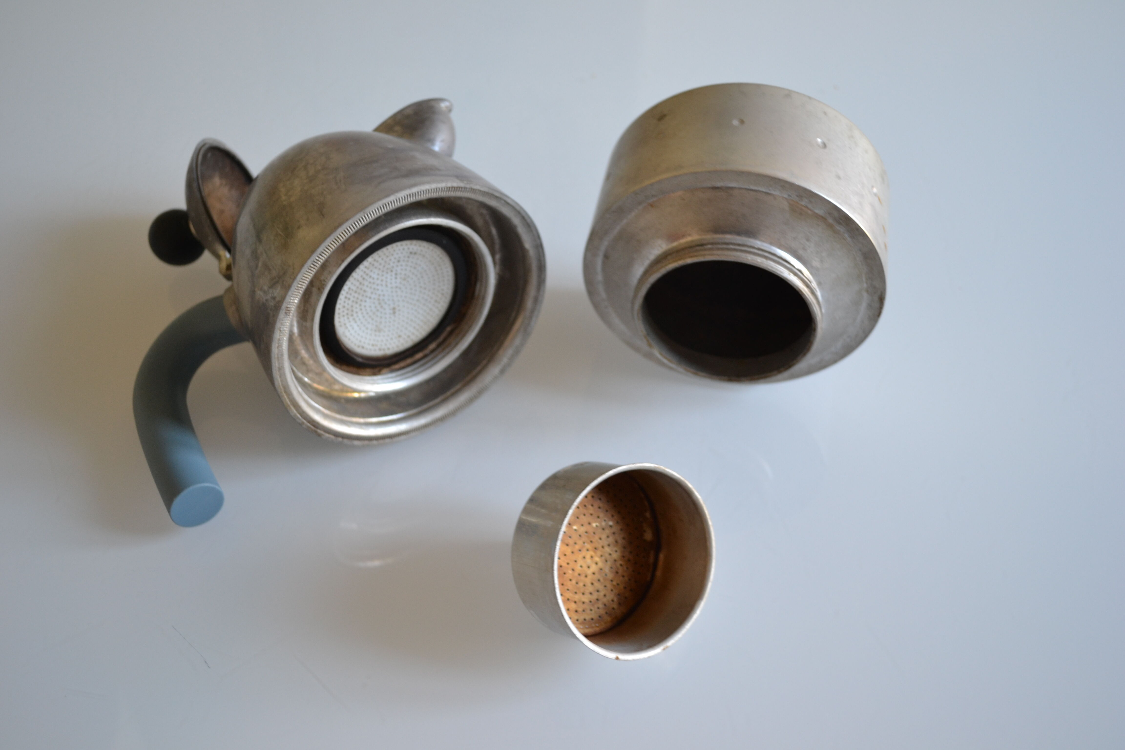 Cafetière alessi postmoderniste " pellicano " par Michael Graves