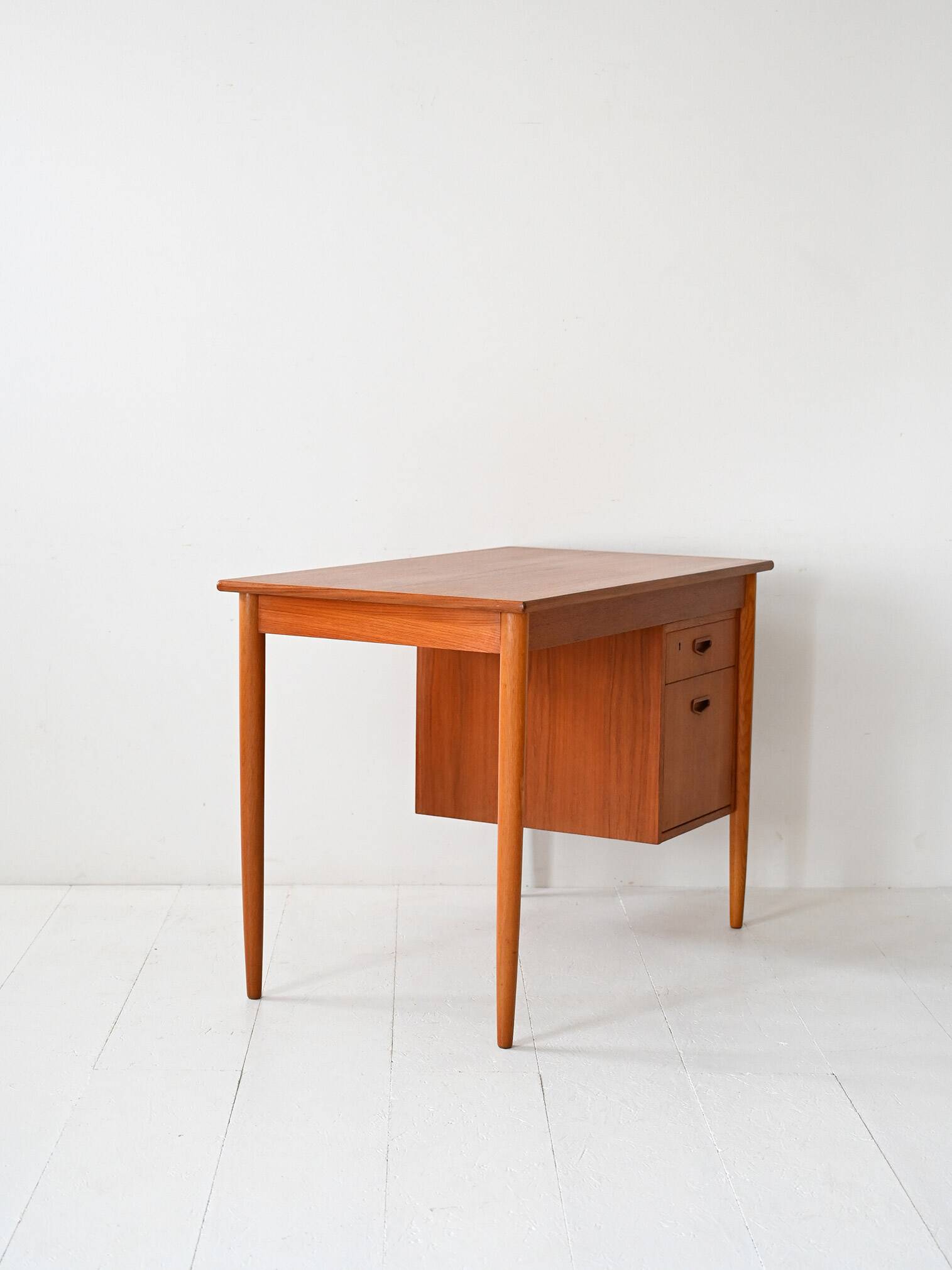 Bureau scandinave vintage avec tiroirs réglables