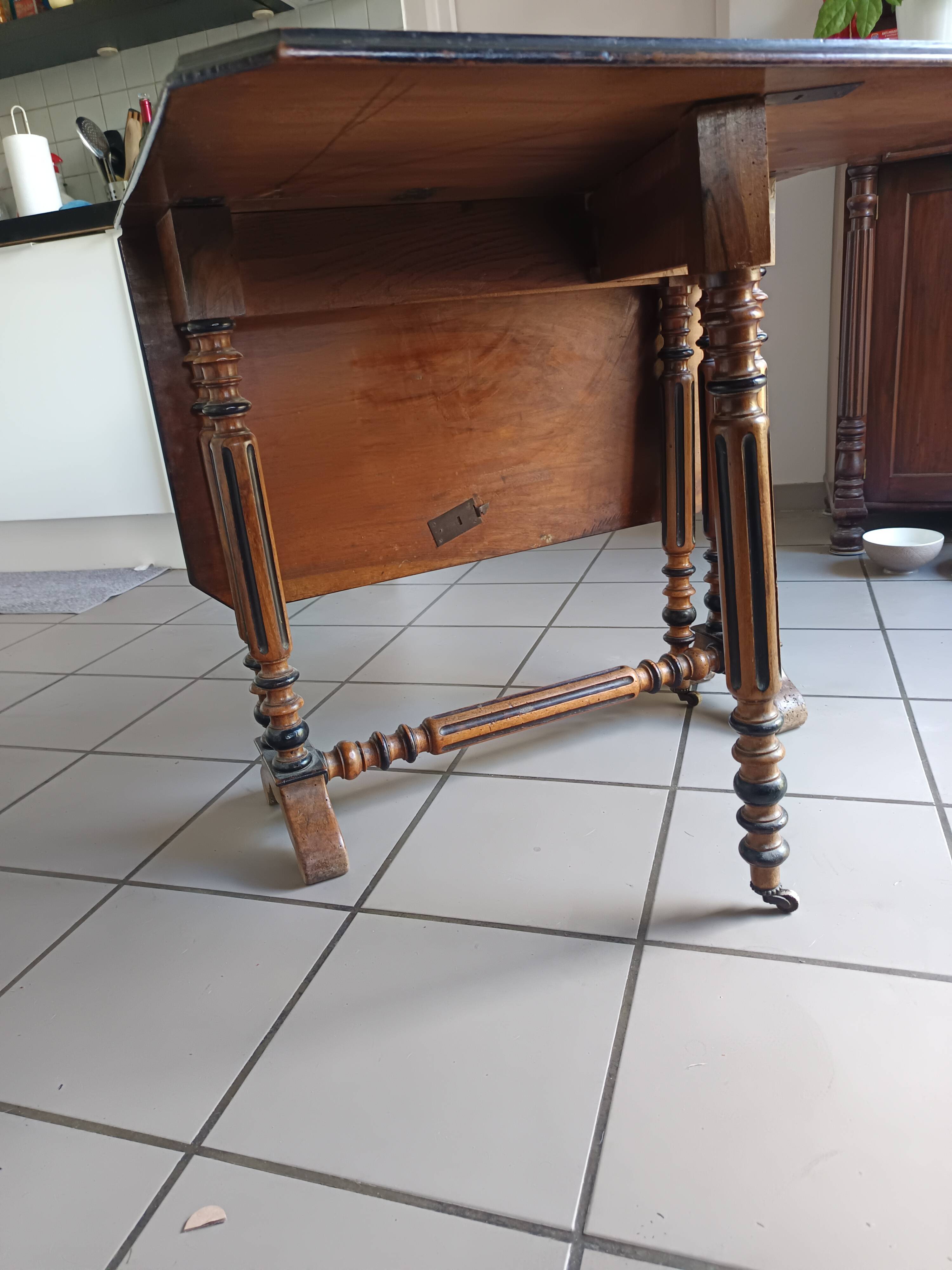 Table ancienne pliante style Louis XIII / Henri II – 100 × 80 cm