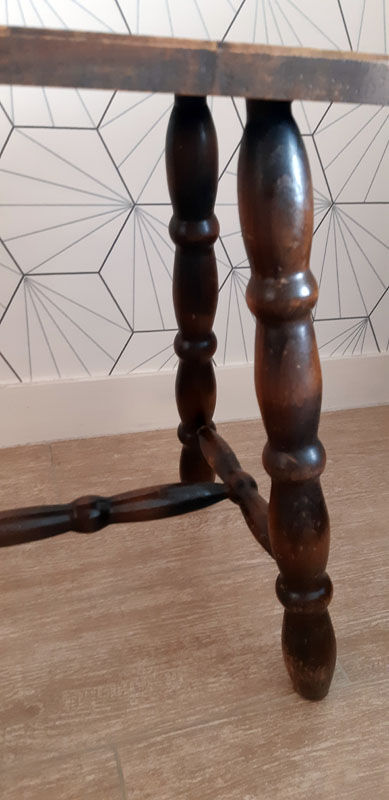 Tabouret marron en bois tourné.