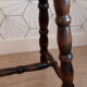 Tabouret marron en bois tourné.