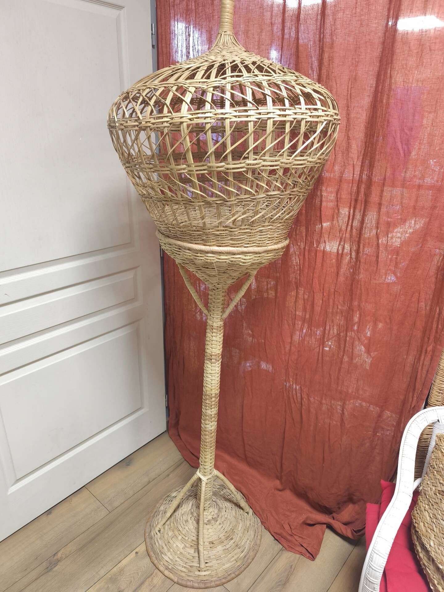 Lampadaire en osier cage