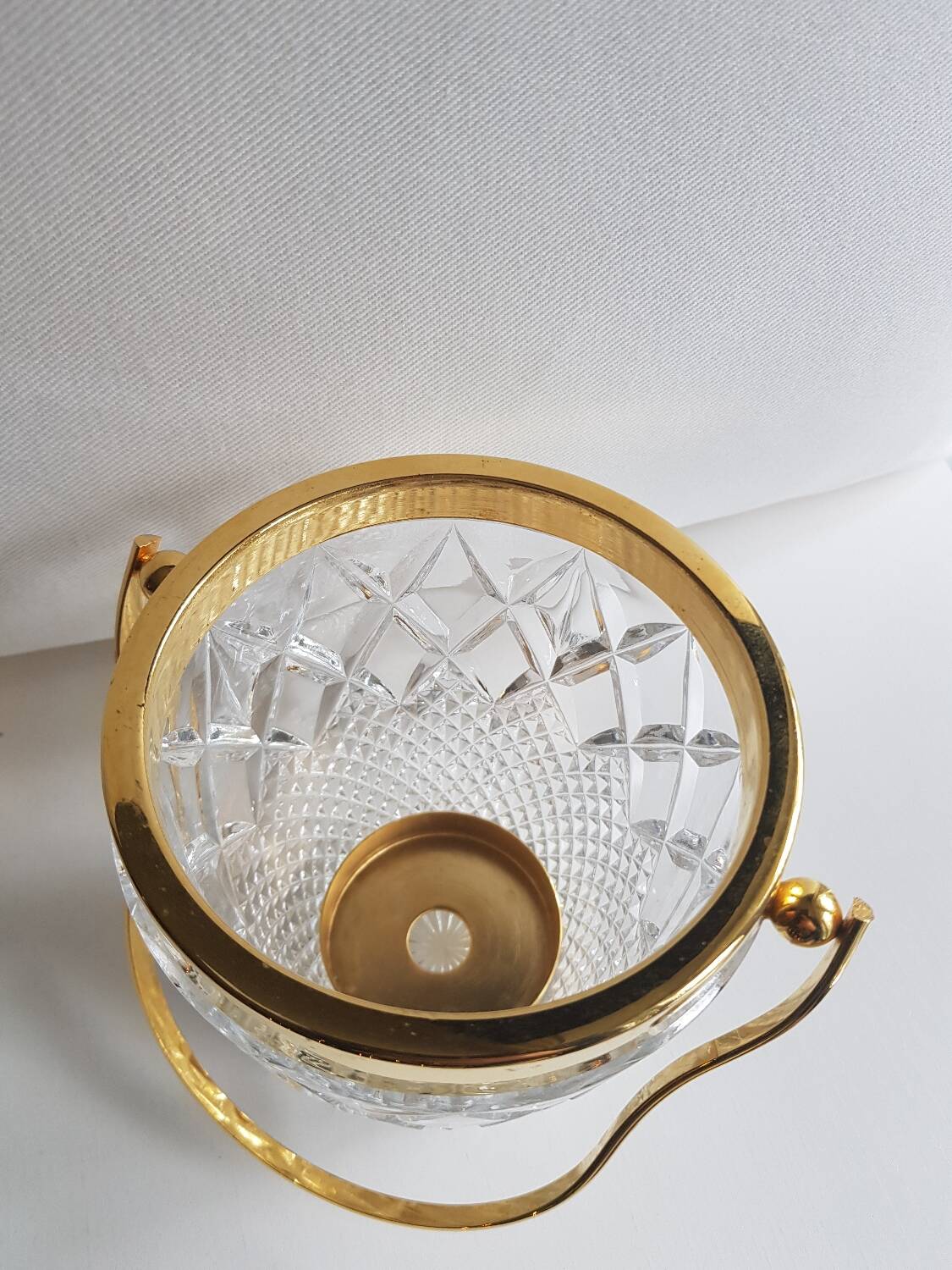 Seau à glace en cristal taillé du milieu du siècle Val Saint Lambert avec détails dorés et cuillère