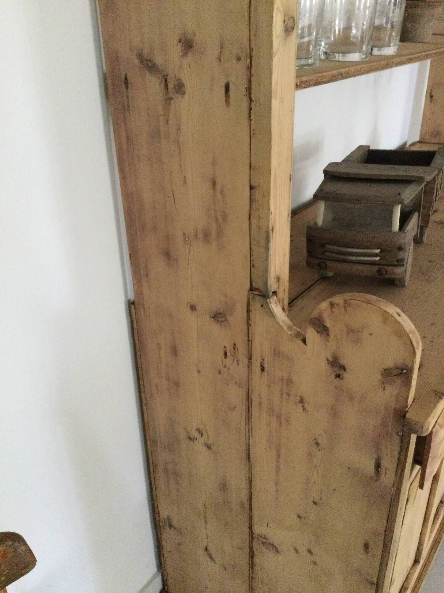Vaisselier ancien décapé en pin