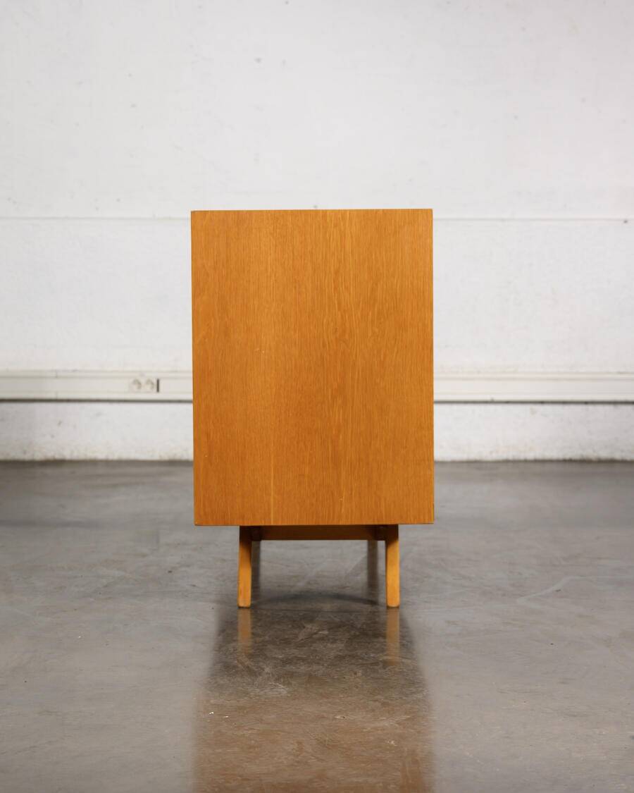 Buffet Jiri Jiroutek tiroirs jaunes