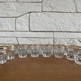 Suite de 8 verres à liqueur en verre blanc et réhauts d'or, circa 1970