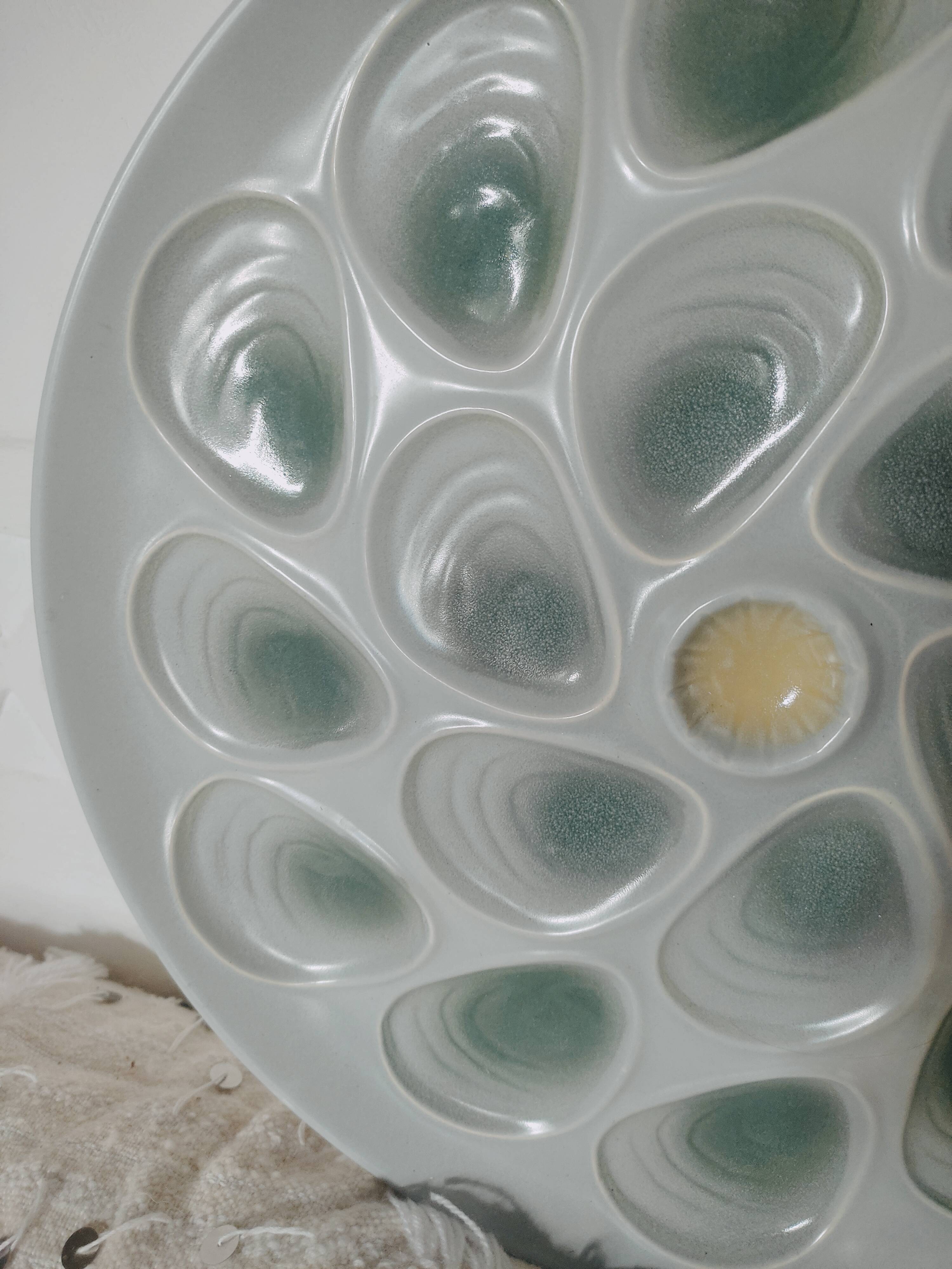 Presentation dish with oysters by salt pans