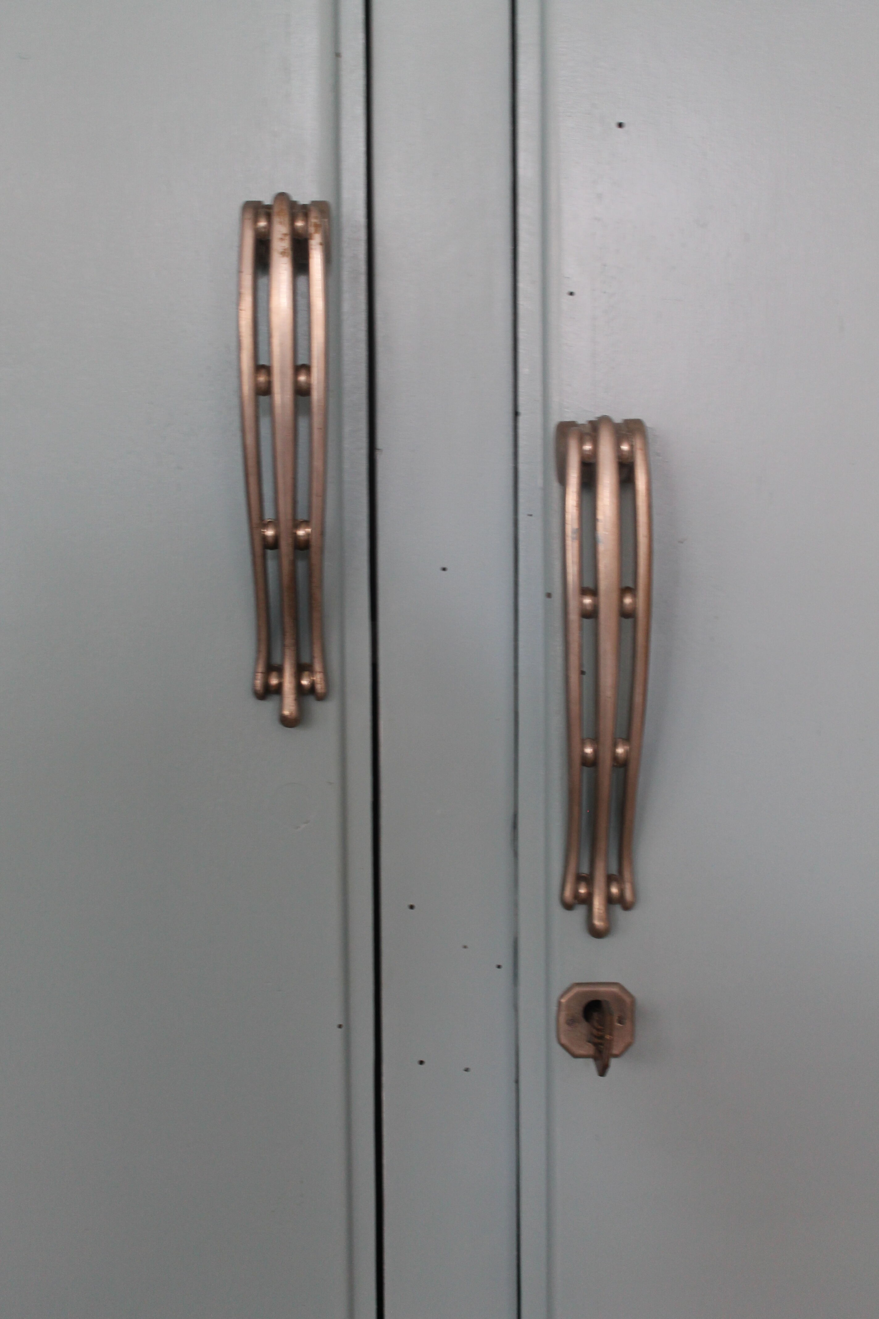 Asymmetrical wardrobe typical of the 50