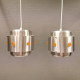 Deux suspensions Space-Age, en aluminium argenté avec prismes orange.