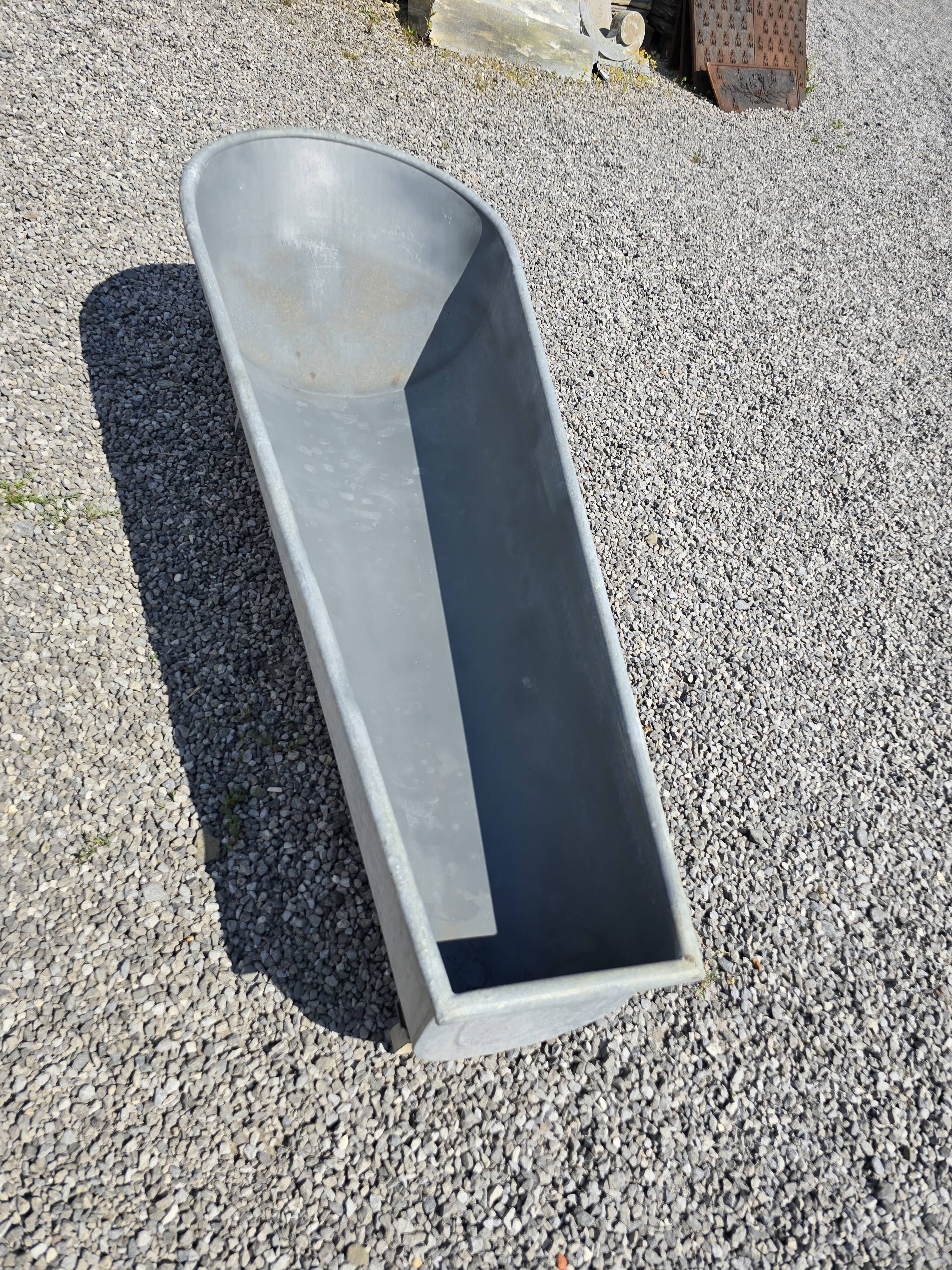 Zinc bathtub