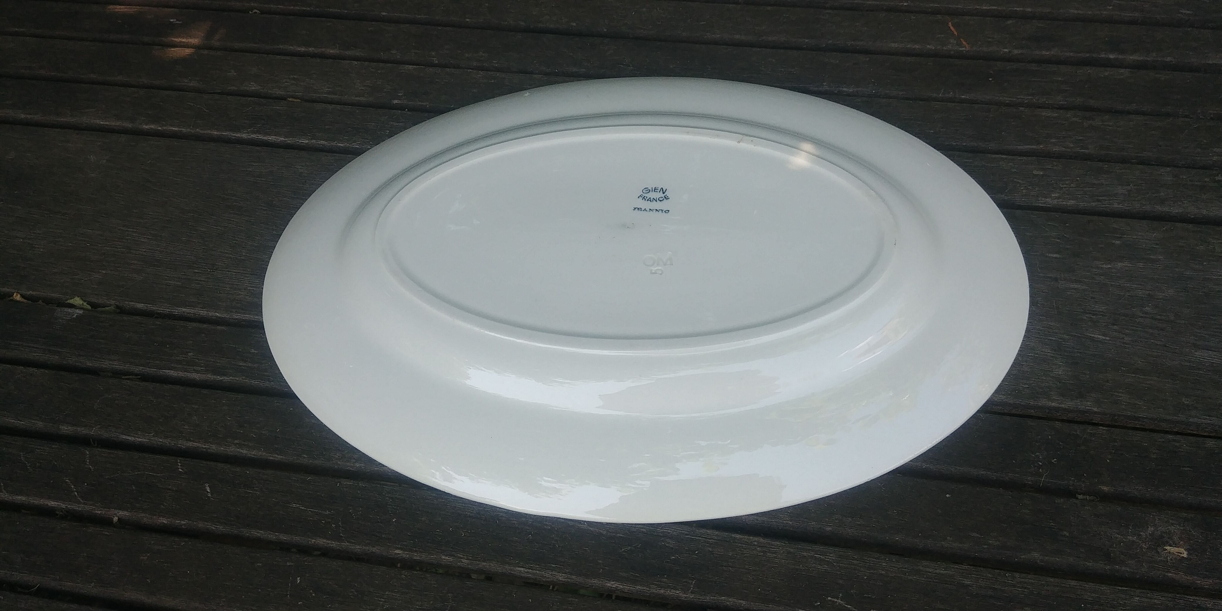 Serving dish of the Gien factory model Jeannic