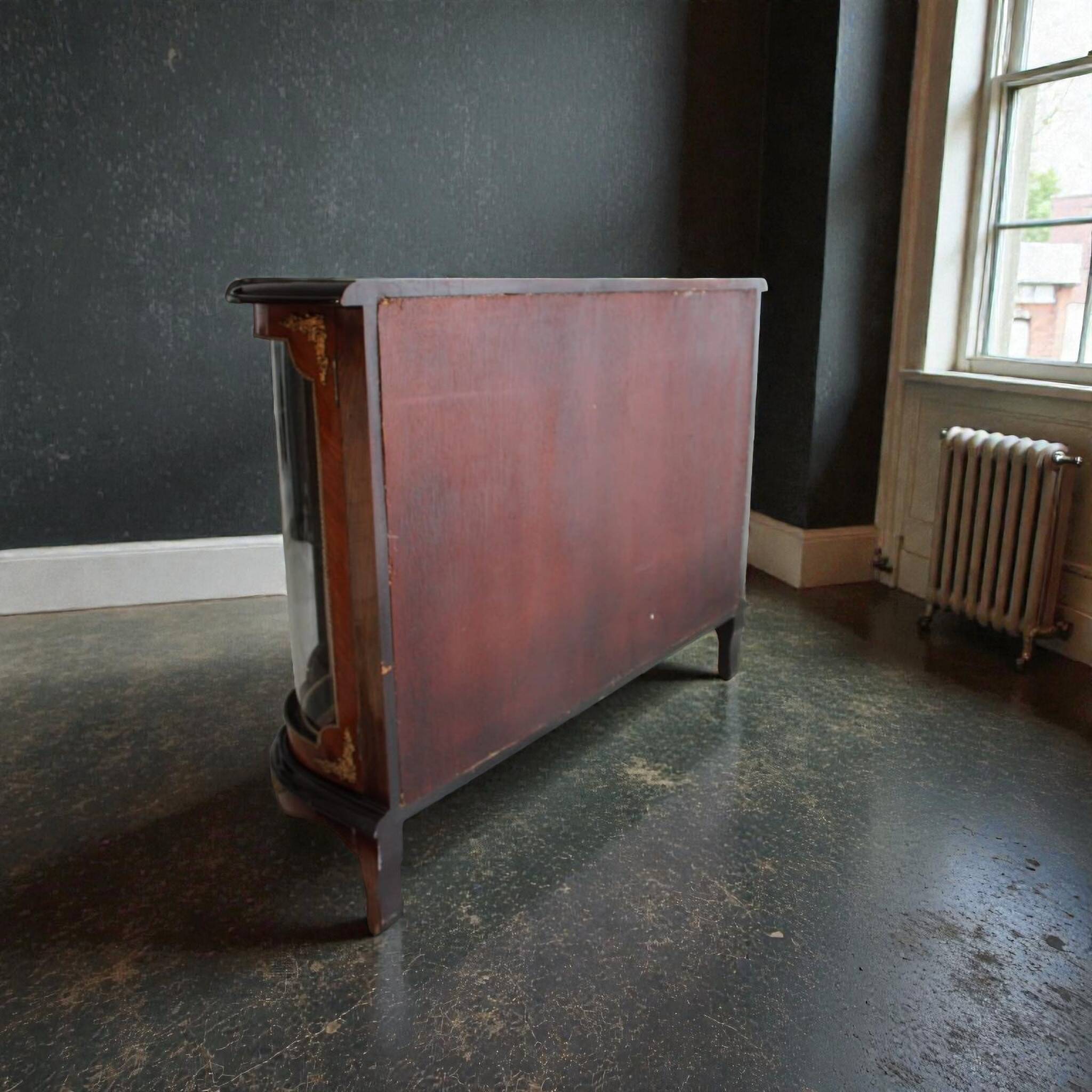 Buffet Louis XV – Peinture centrale et marqueterie bronze