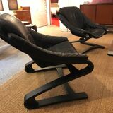 Paire de fauteuils en cuir noir, datant des années 70