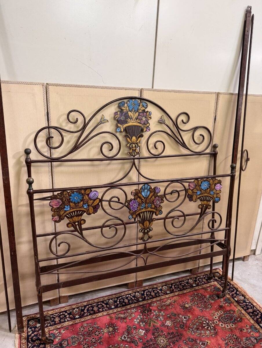Venetian bed in iron and cast iron from the Art Nouveau period with polychrome decorations