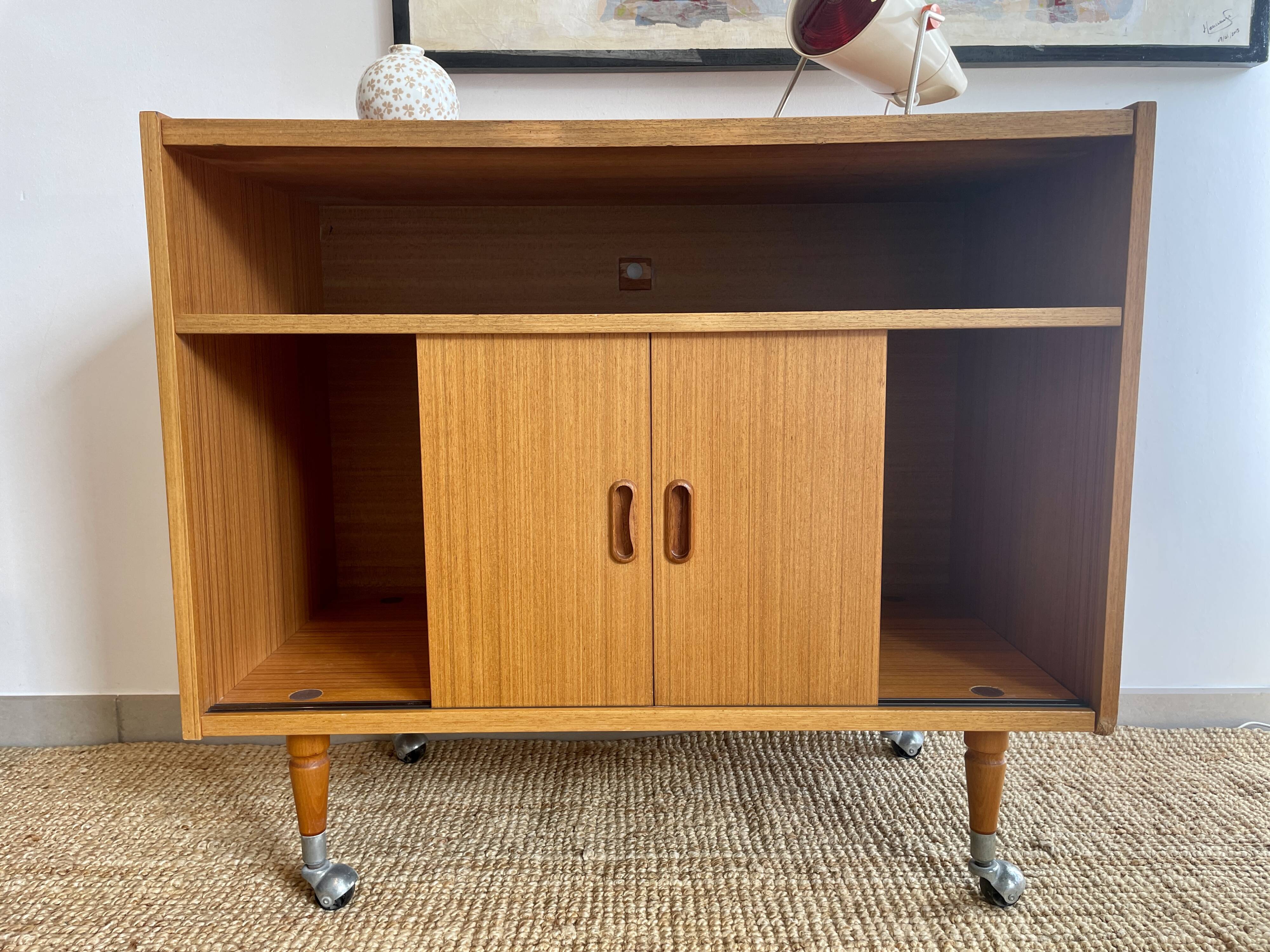 Meuble bar vintage sur roulettes
