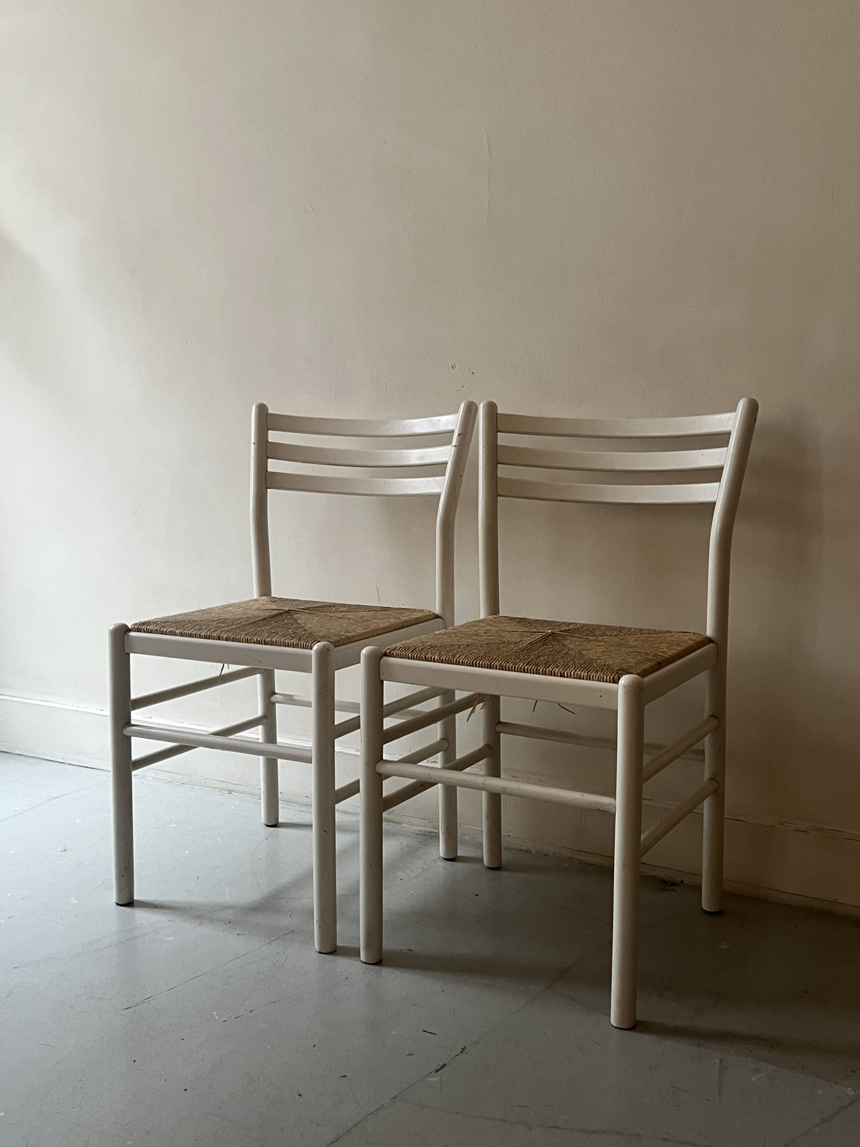 Paire de chaises vintage en bois blanc et paille