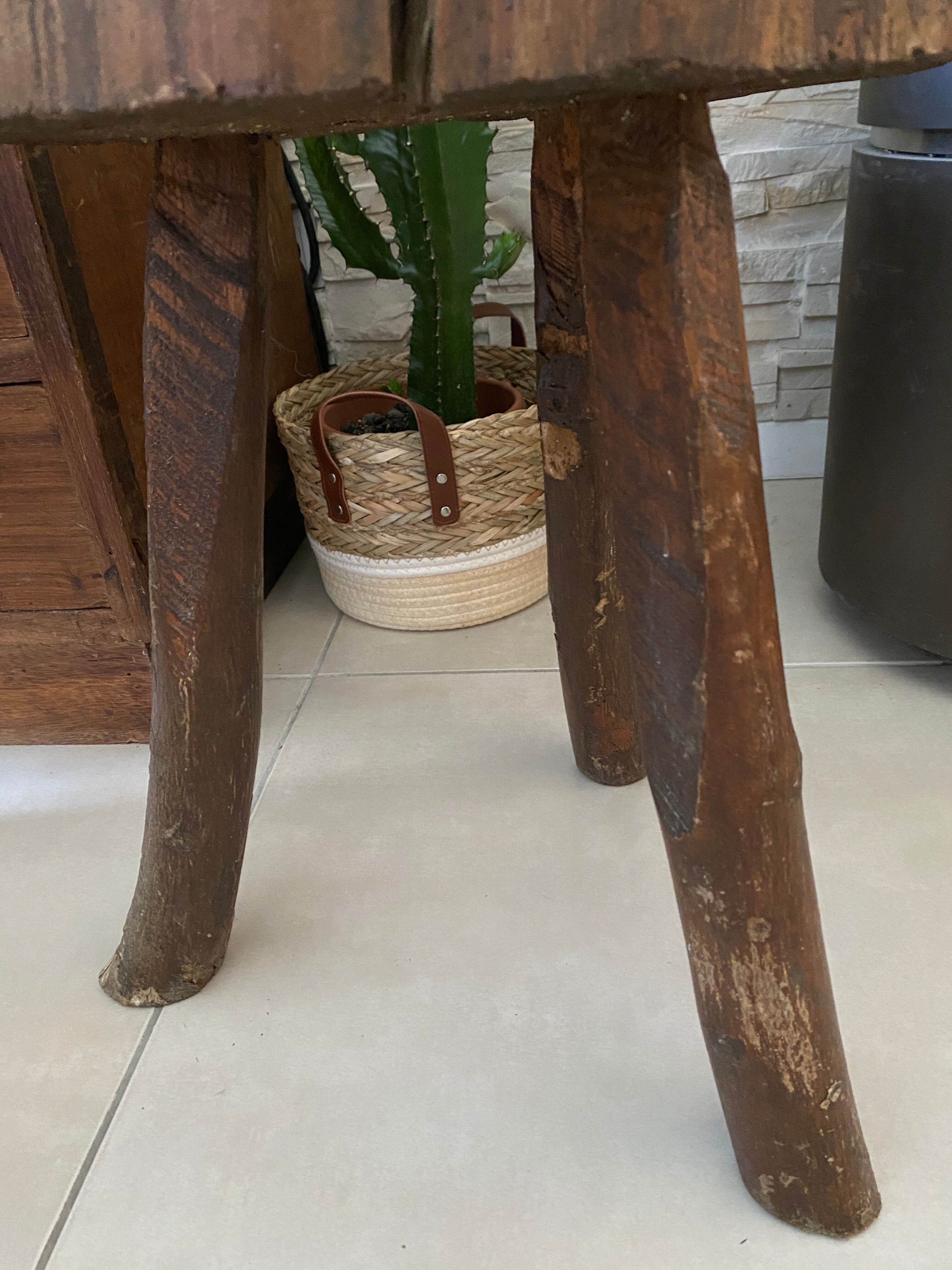 Tabouret tripode brutaliste
