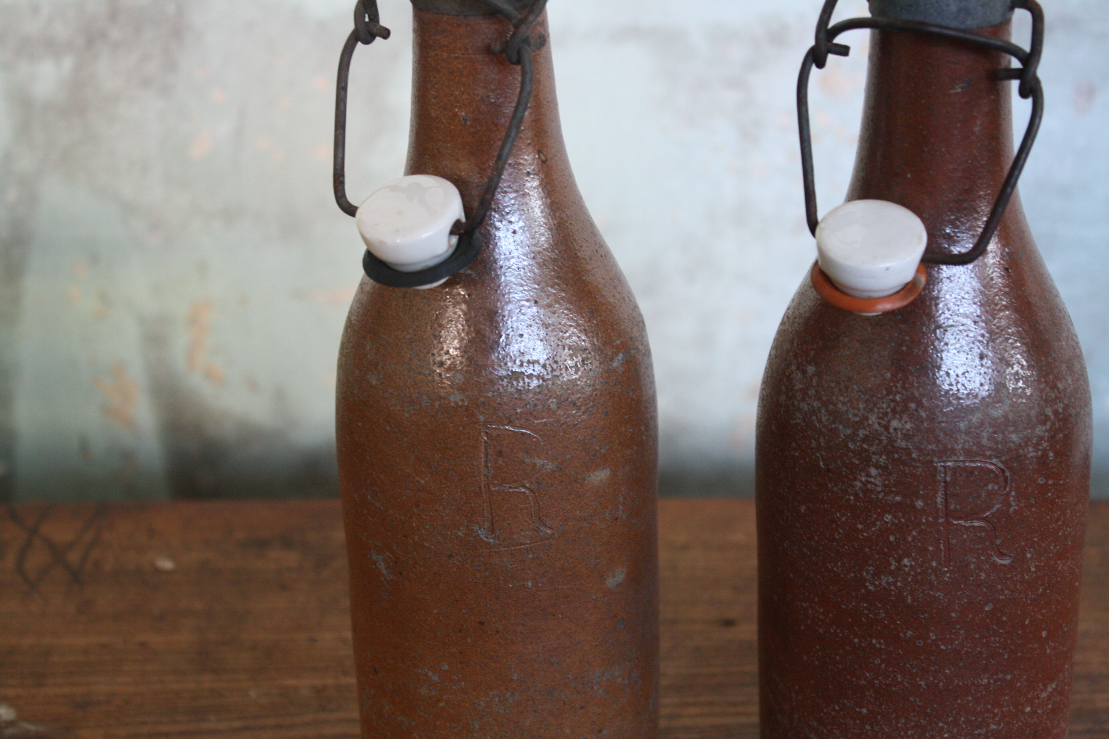 Set of 2 sandstone bottles with ceramic capsule