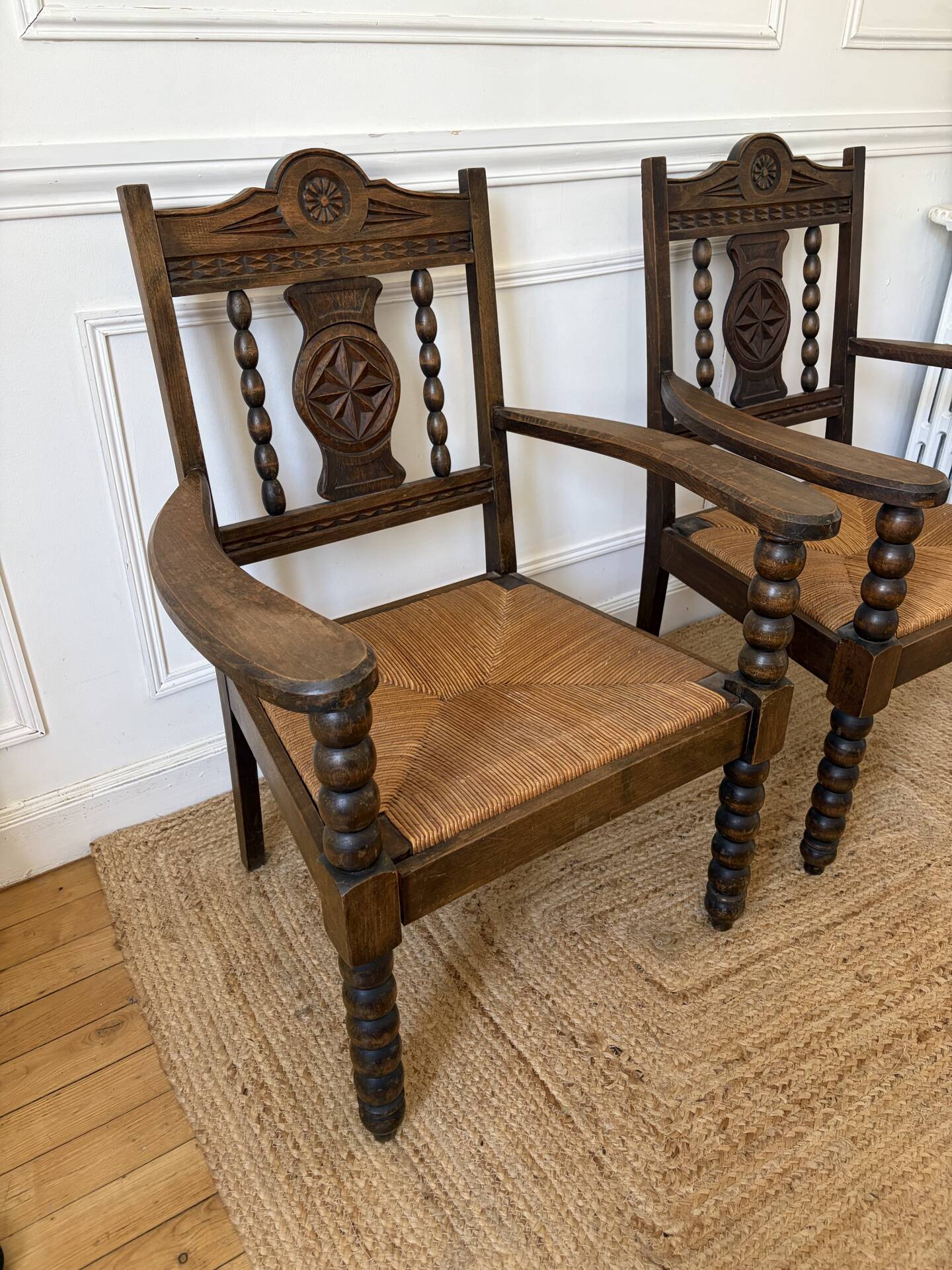 Paire de fauteuils rustiques esprit Charles Dudouyt