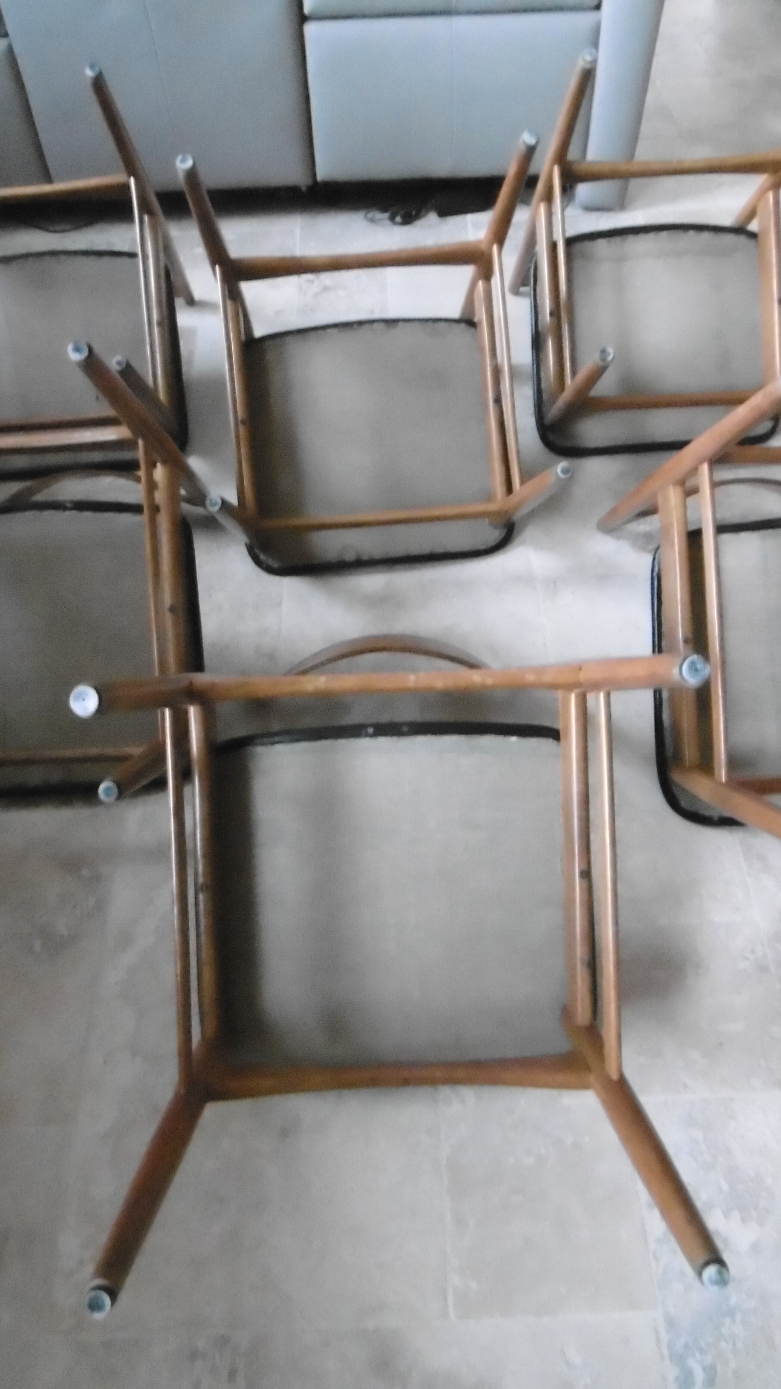 Table avec deux allonges et ses 6 chaises scandinave en teck des années 1970
