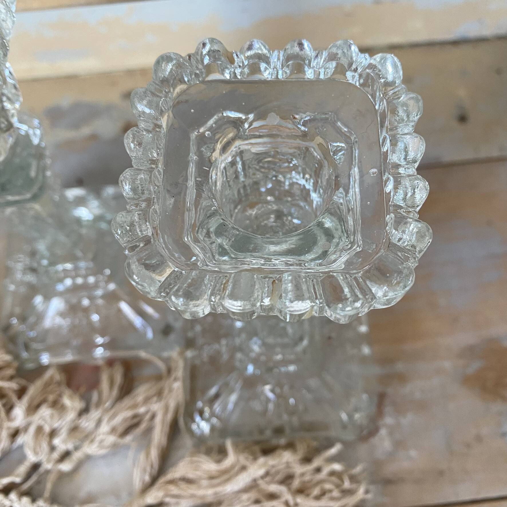 Paire de bougeoirs en verre moulé base carrée