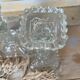 Paire de bougeoirs en verre moulé base carrée