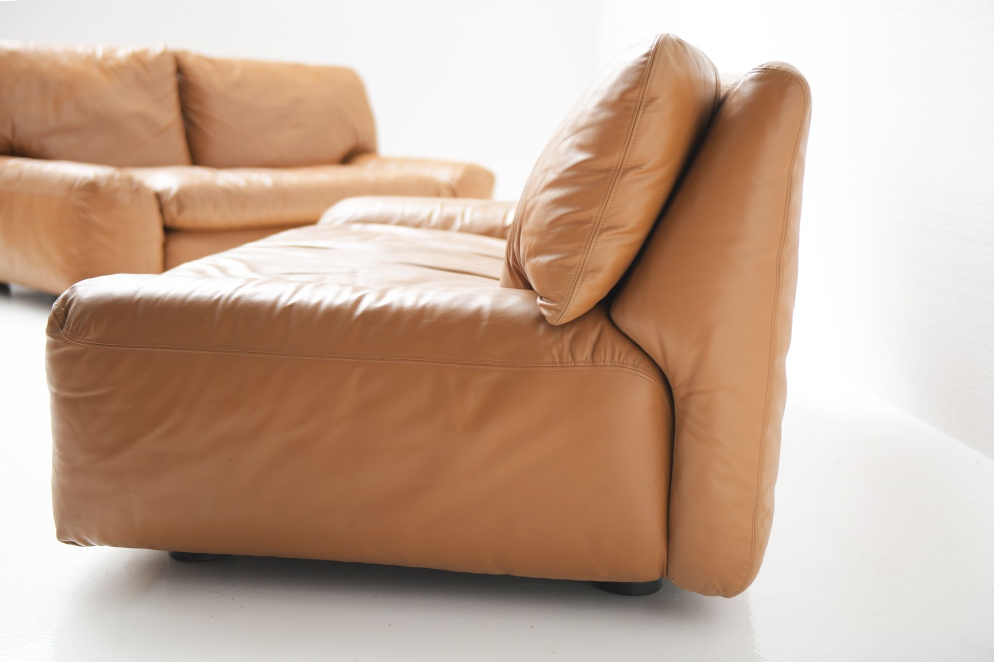 Canapés en cuir cognac Bengodi design Cini Boeri pour Arflex Italie