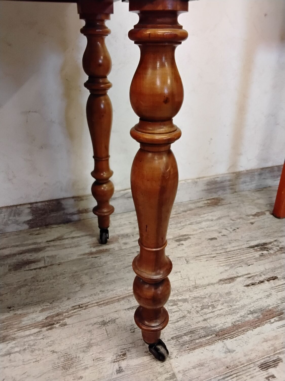 Bureau ancien en bois avec tiroir