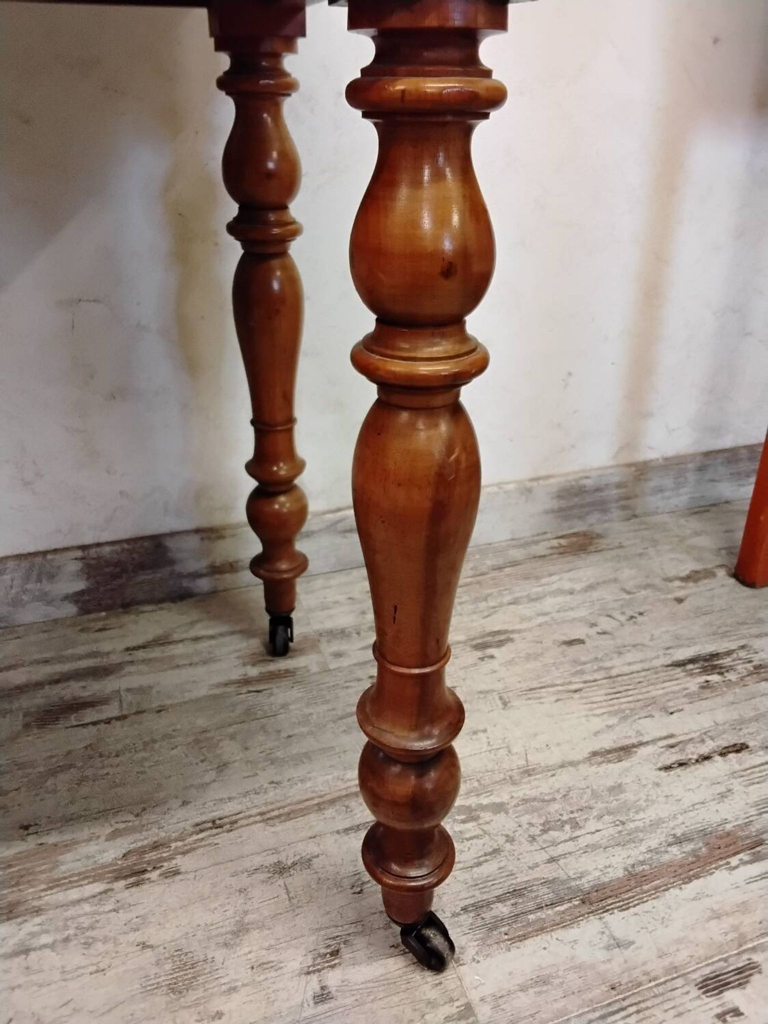 Bureau ancien en bois avec tiroir