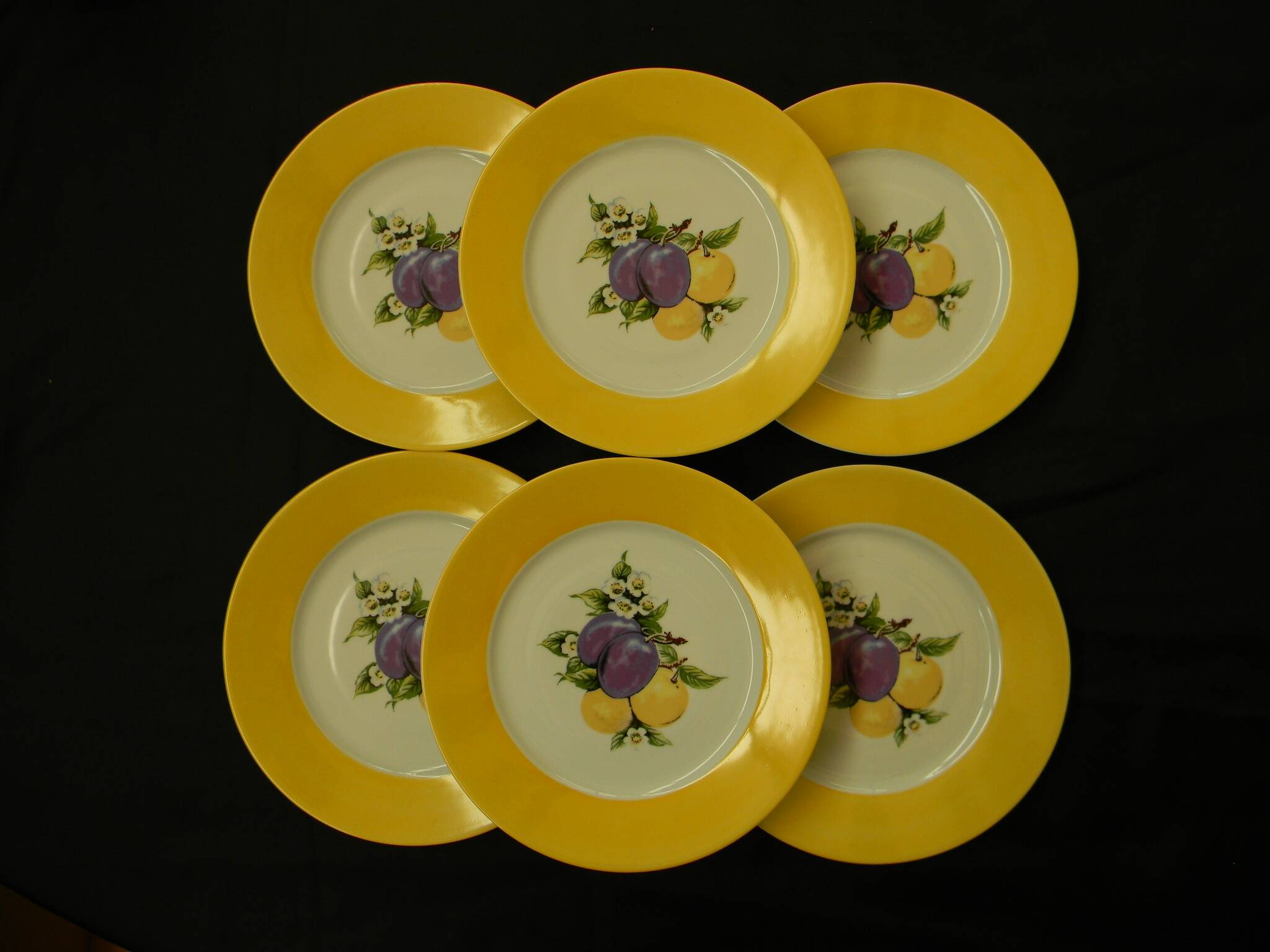 6 flat plates in porcelain from LIMOGES. Fruit decoration.