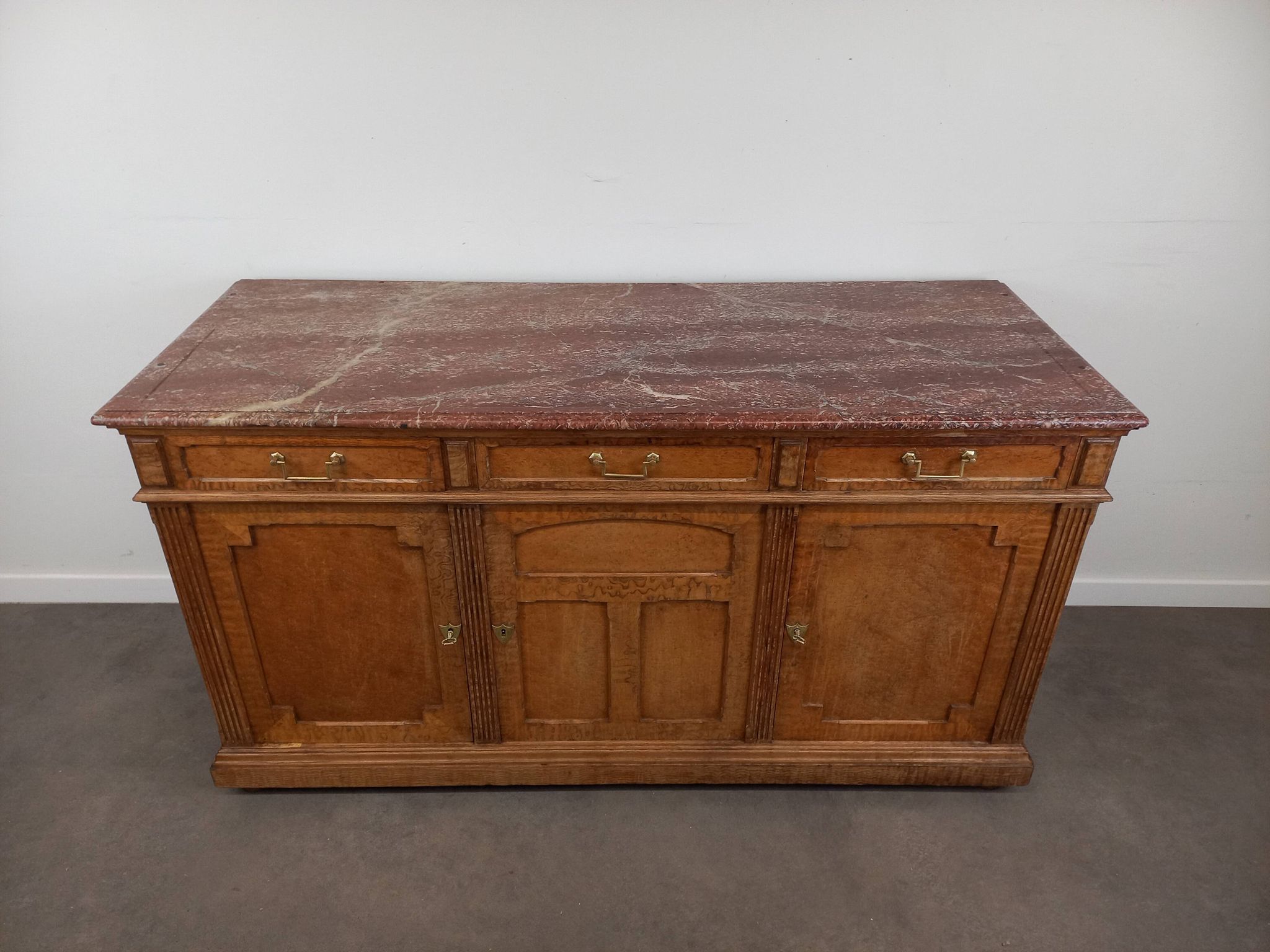 Marble top store bank