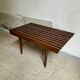 Table basse, banc en bois foncé lamellé