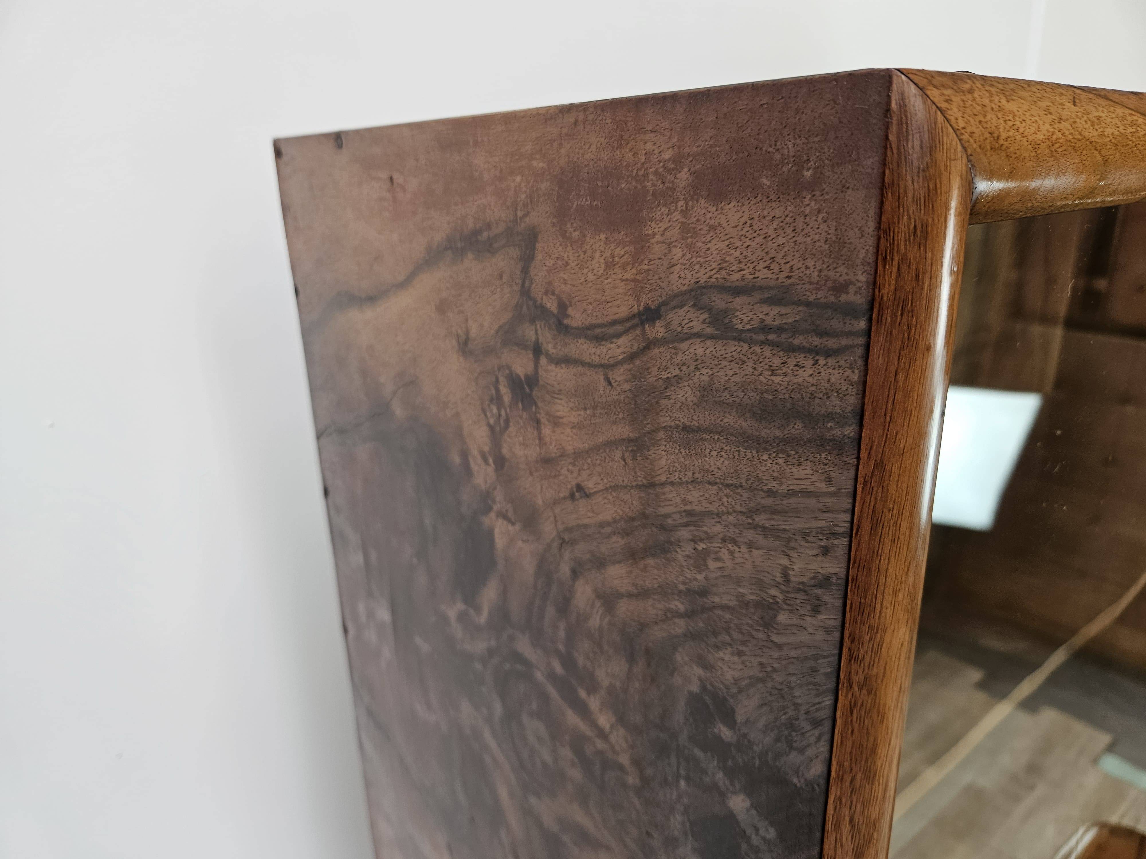 Art Decò display cabinet in walnut burl