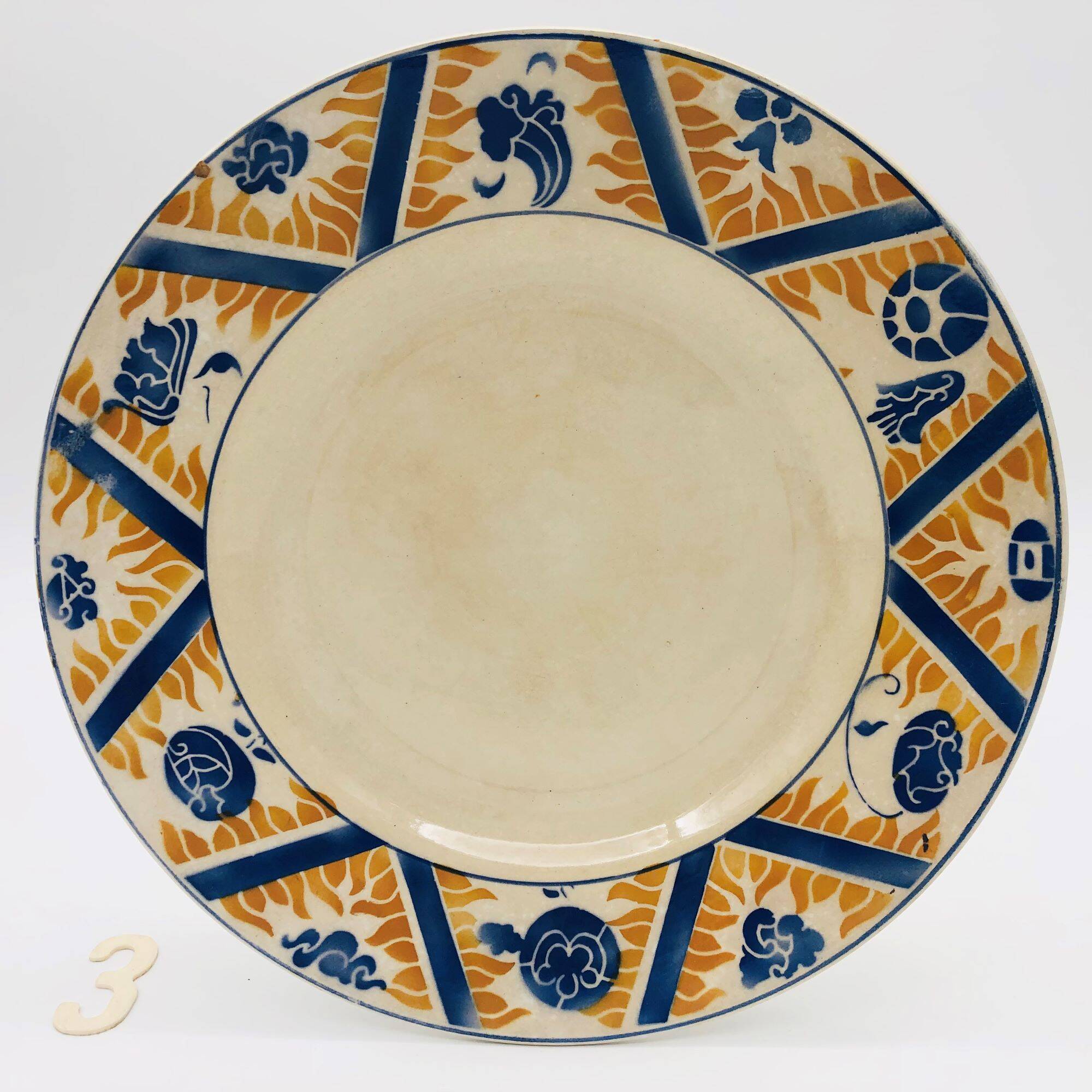 Series of 6 mismatched dinner plates.