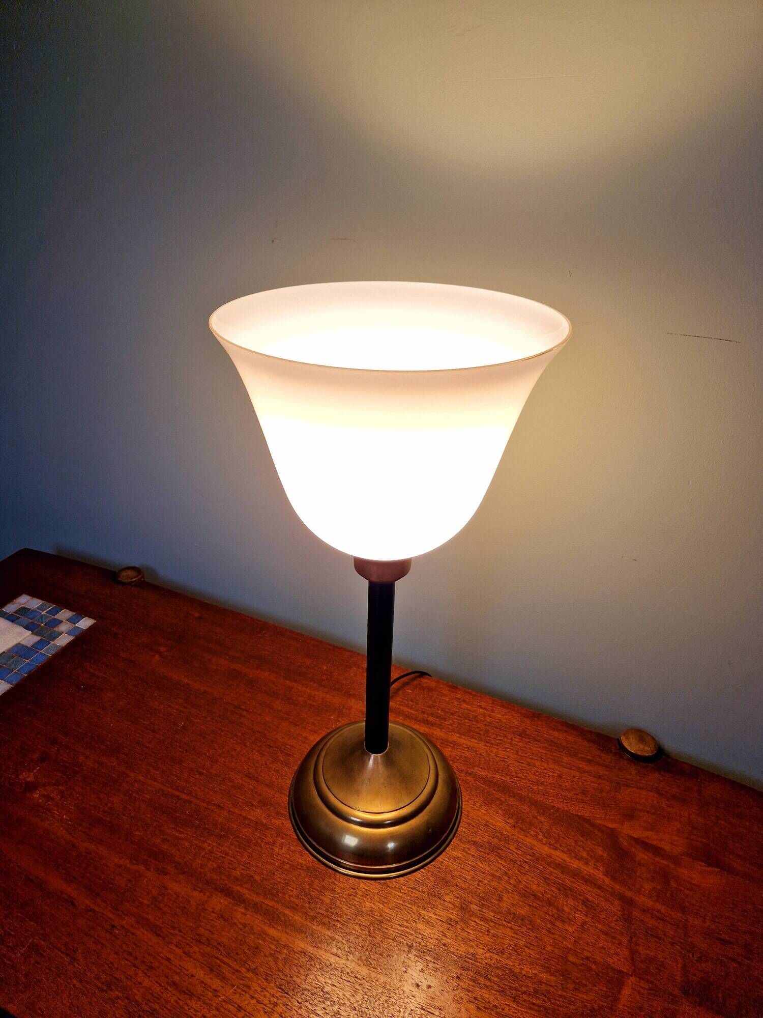 Large Art Deco table lamp, in brass and white opaline, 1920s-3