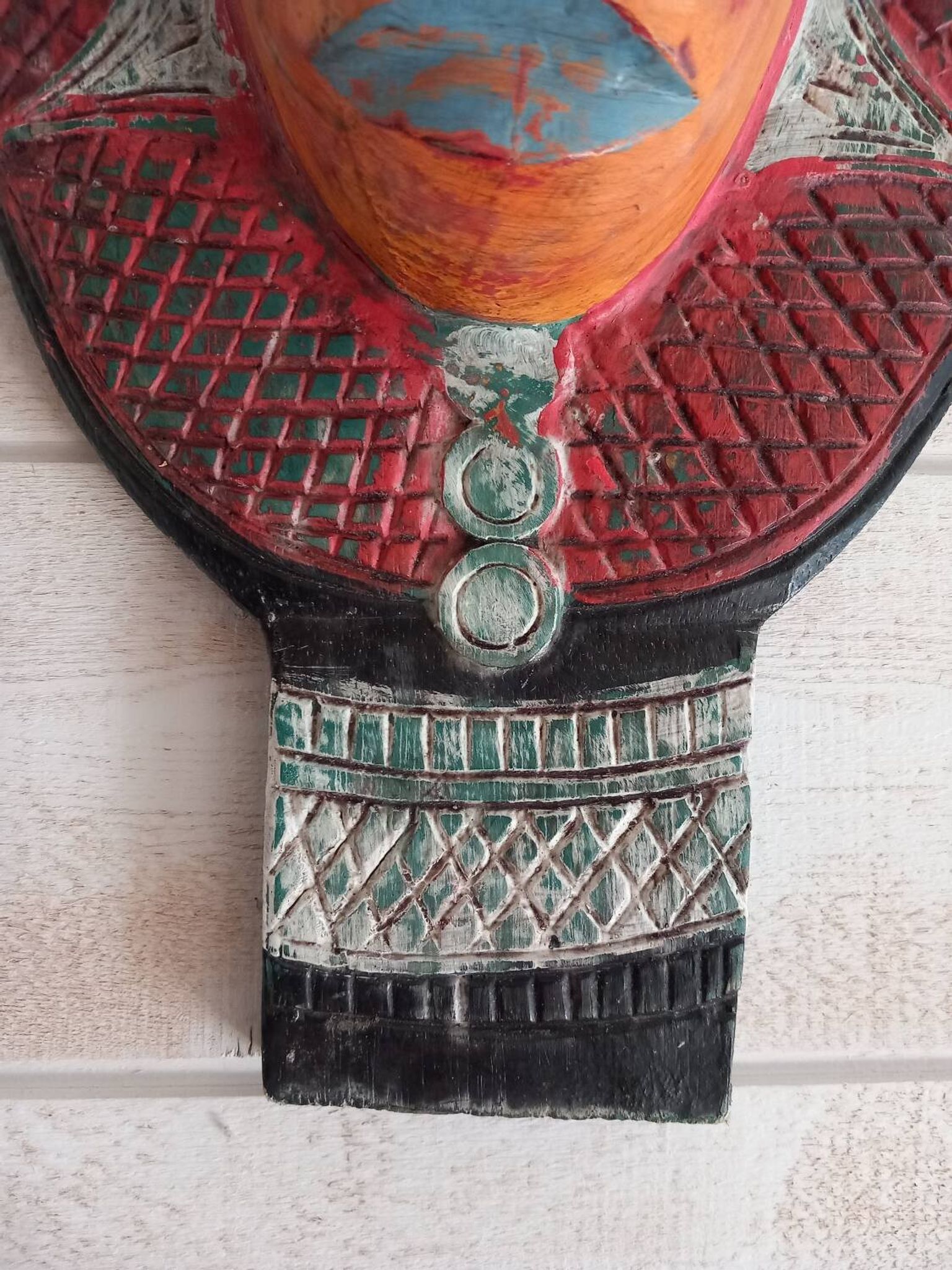 Masque tribal en bois coloré