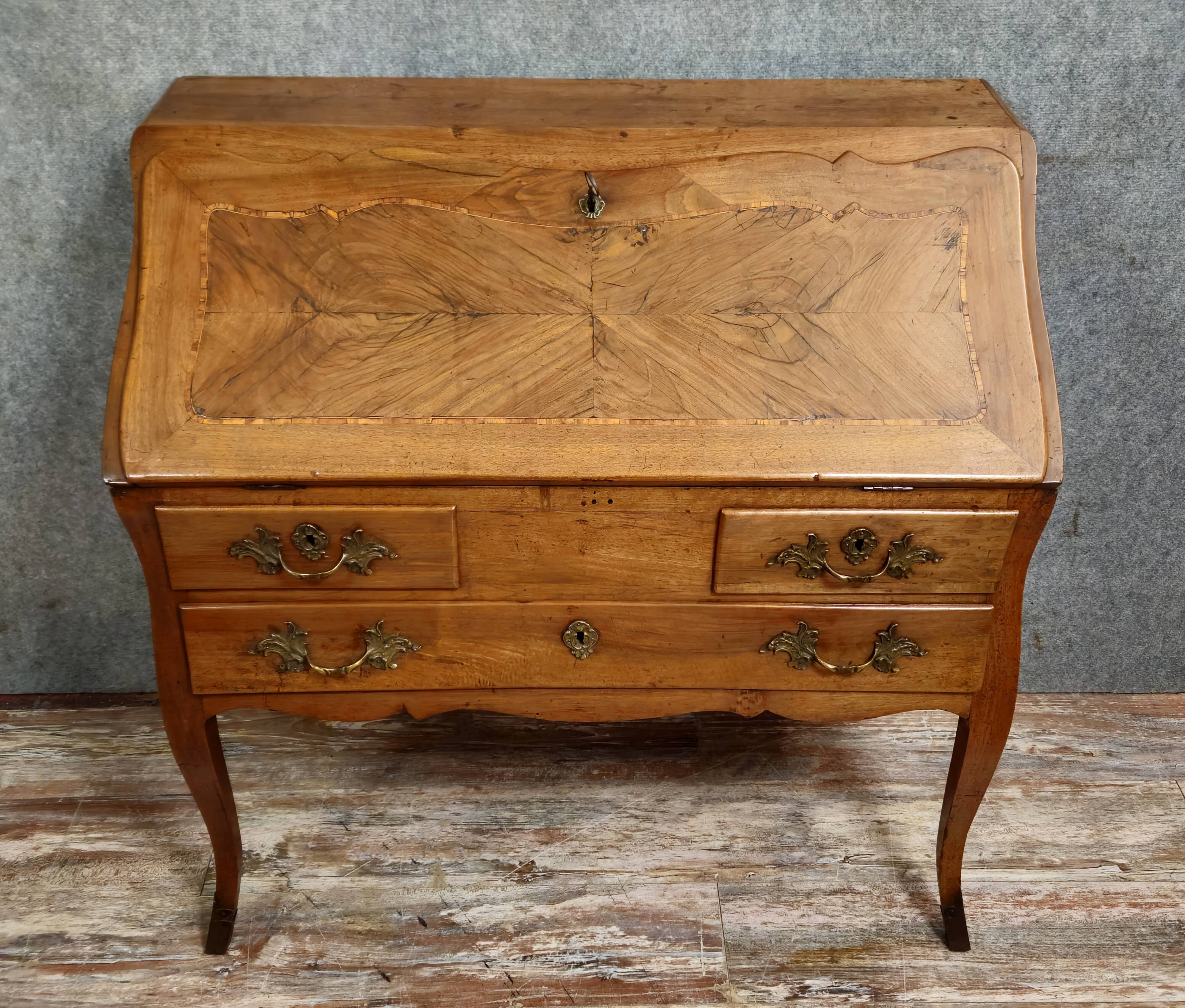 Bureau de pente - commode-scriban galbé en noyer et marquéterie – ép. LXV