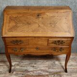 Bureau de pente - commode-scriban galbé en noyer et marquéterie – ép. LXV