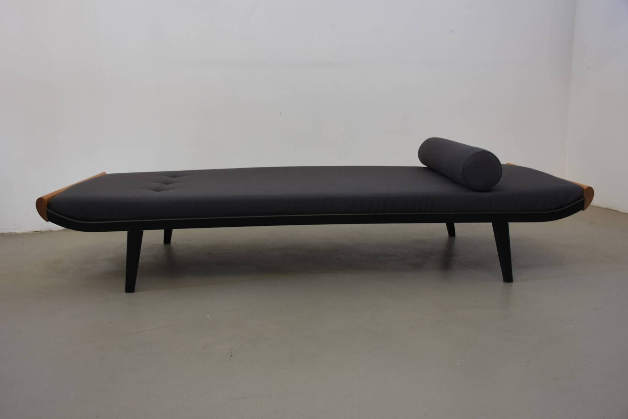 Reupholstered Mid Century Daybed Cleopatra 60s